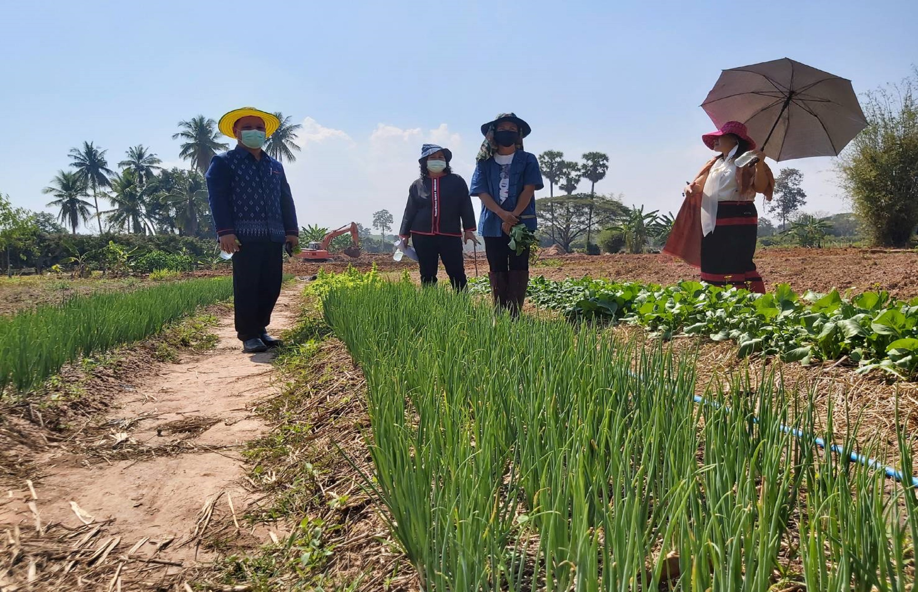 พจ.สกลนคร : ติดตามการขุดปรับพื้นที่ “โคก หนอง นา”