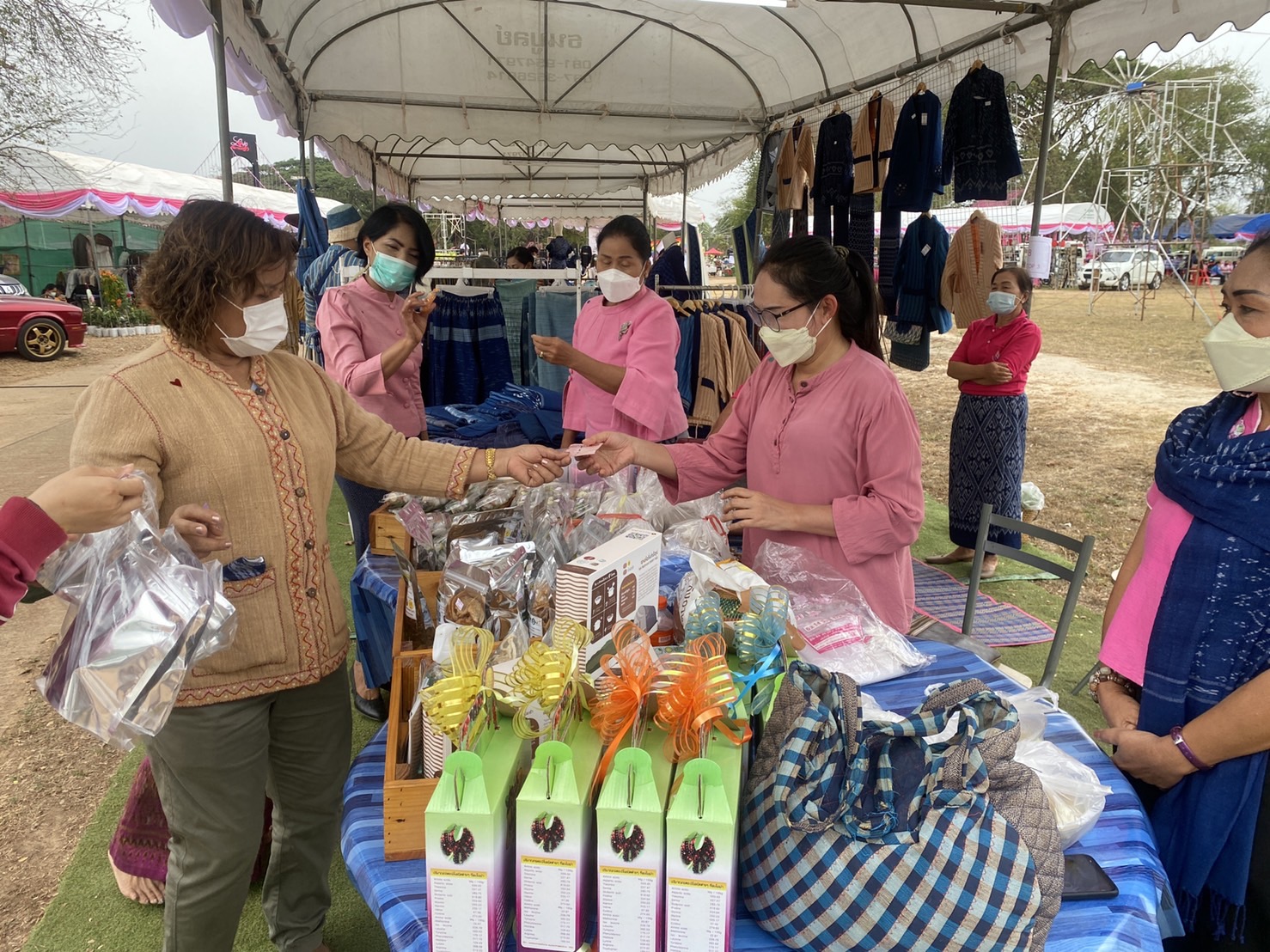 พช.สกลนคร : นำผู้ประกอบการจำหน่ายสินค้า OTOP งาน “Wedding Fair” สกลนคร