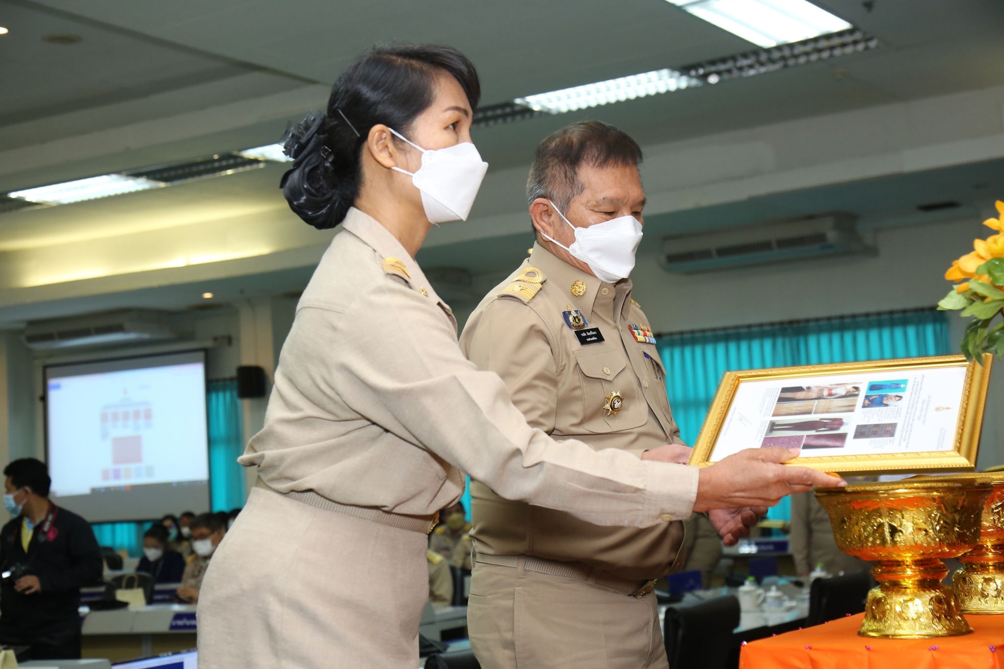 จังหวัดสกลนคร : มอบลายผ้าพระราชทาน “ผ้าขิดลายนารีรัตนราชกัญญา” และประชุมกรมการจังหวัด
