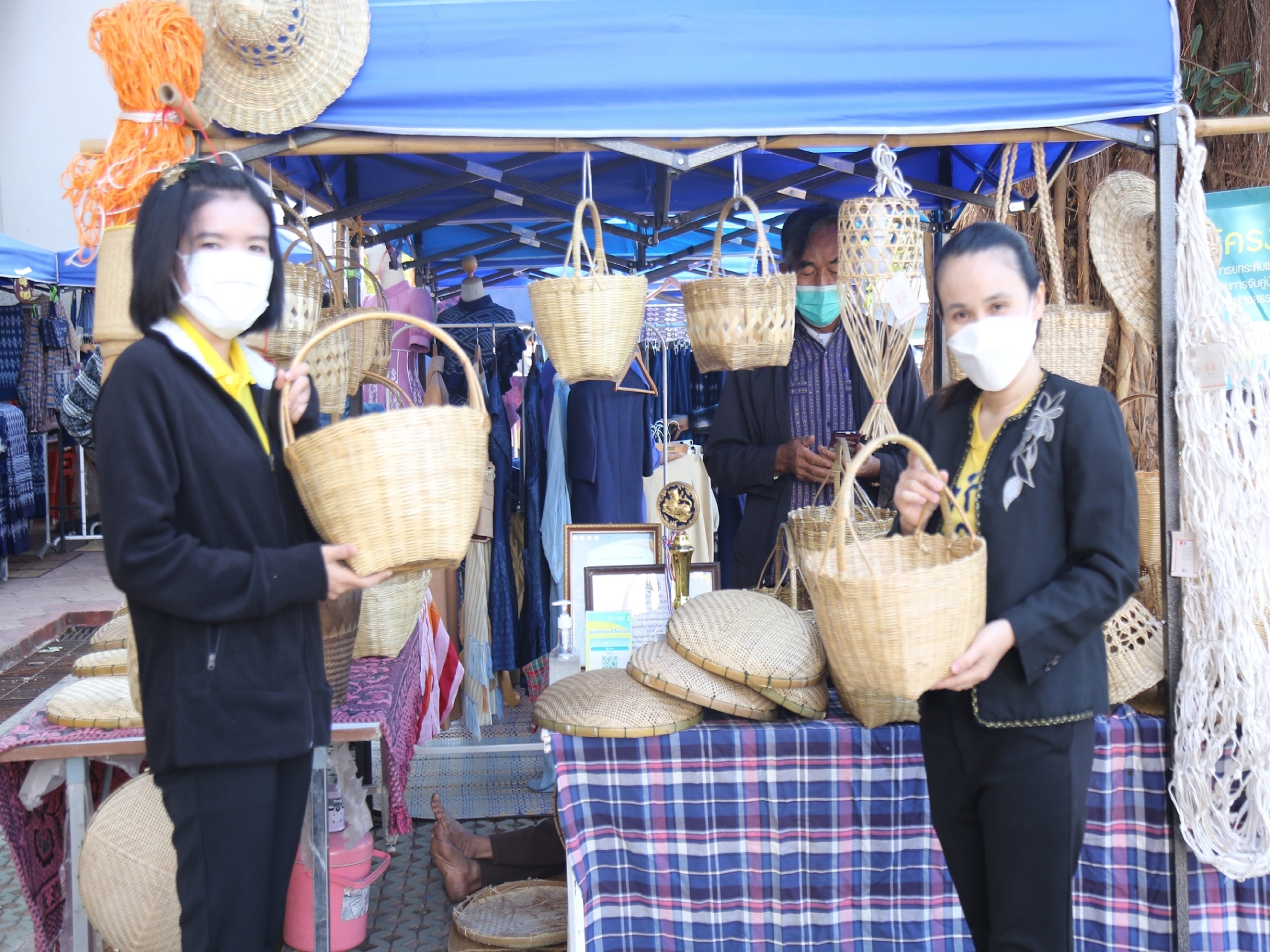 พช.สกลนคร : จัดตลาดนัดสินค้า OTOP สู้ภัยโควิด-19 ครั้งที่ 2