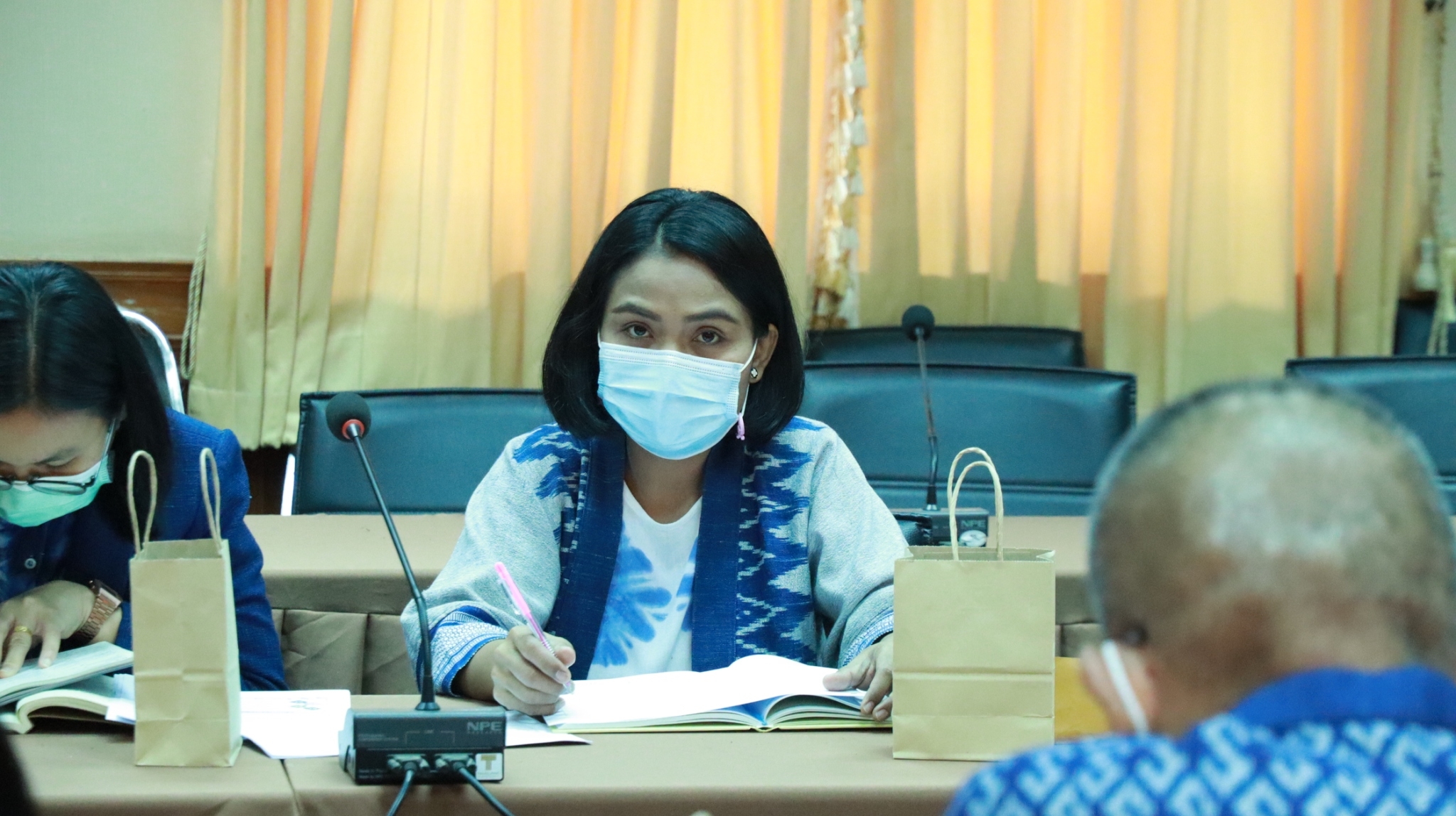 พช.สกลนคร : ประชุมการจัดทำข้อเสนอโครงการเมืองหัตถอุตสาหกรรมผ้าย้อมครามและผ้าทอมือย้อมสีธรรมชาติ (Indigo Craft City)