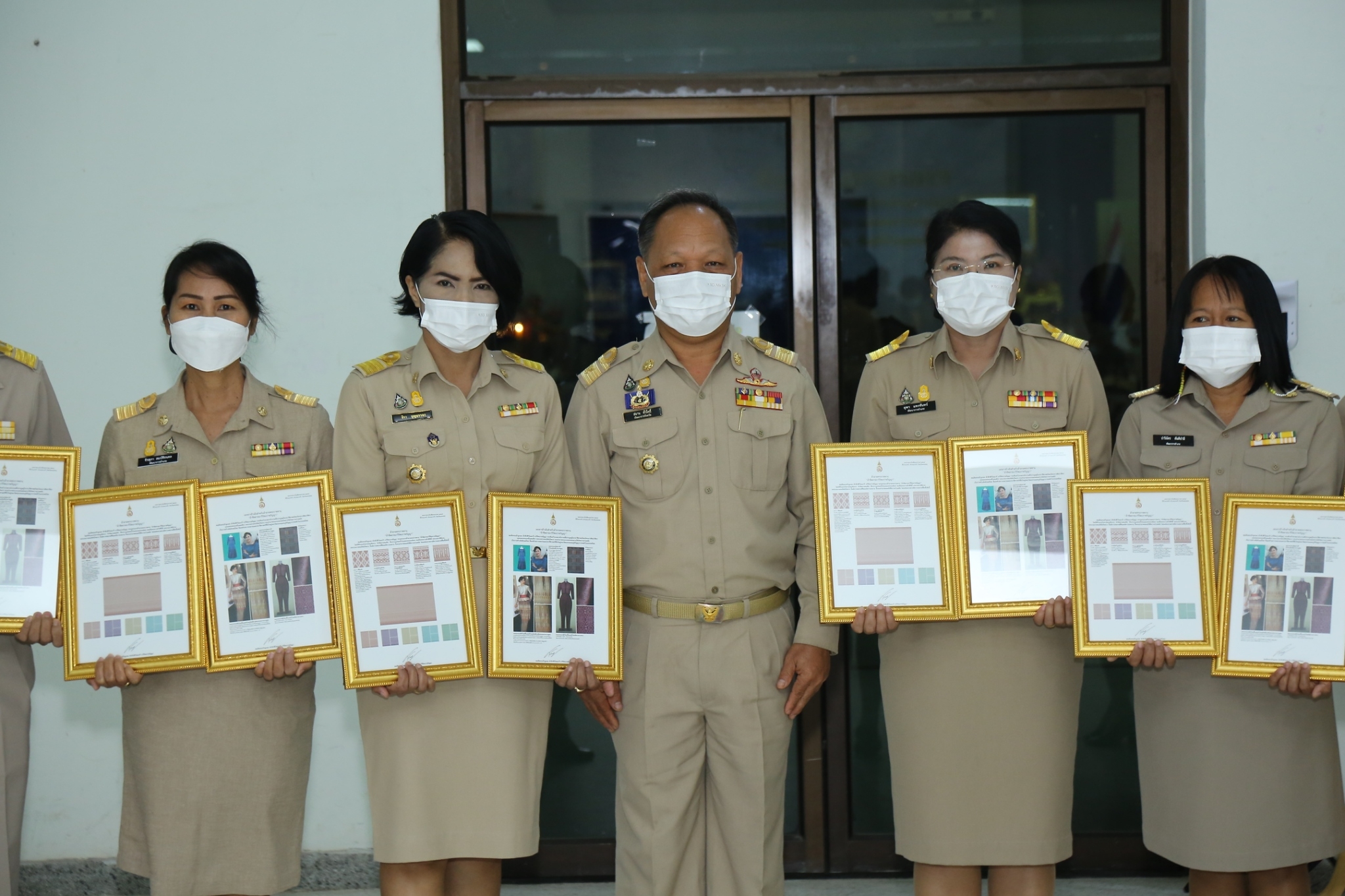 จังหวัดสกลนคร : มอบลายผ้าพระราชทาน “ผ้าขิดลายนารีรัตนราชกัญญา” และประชุมกรมการจังหวัด