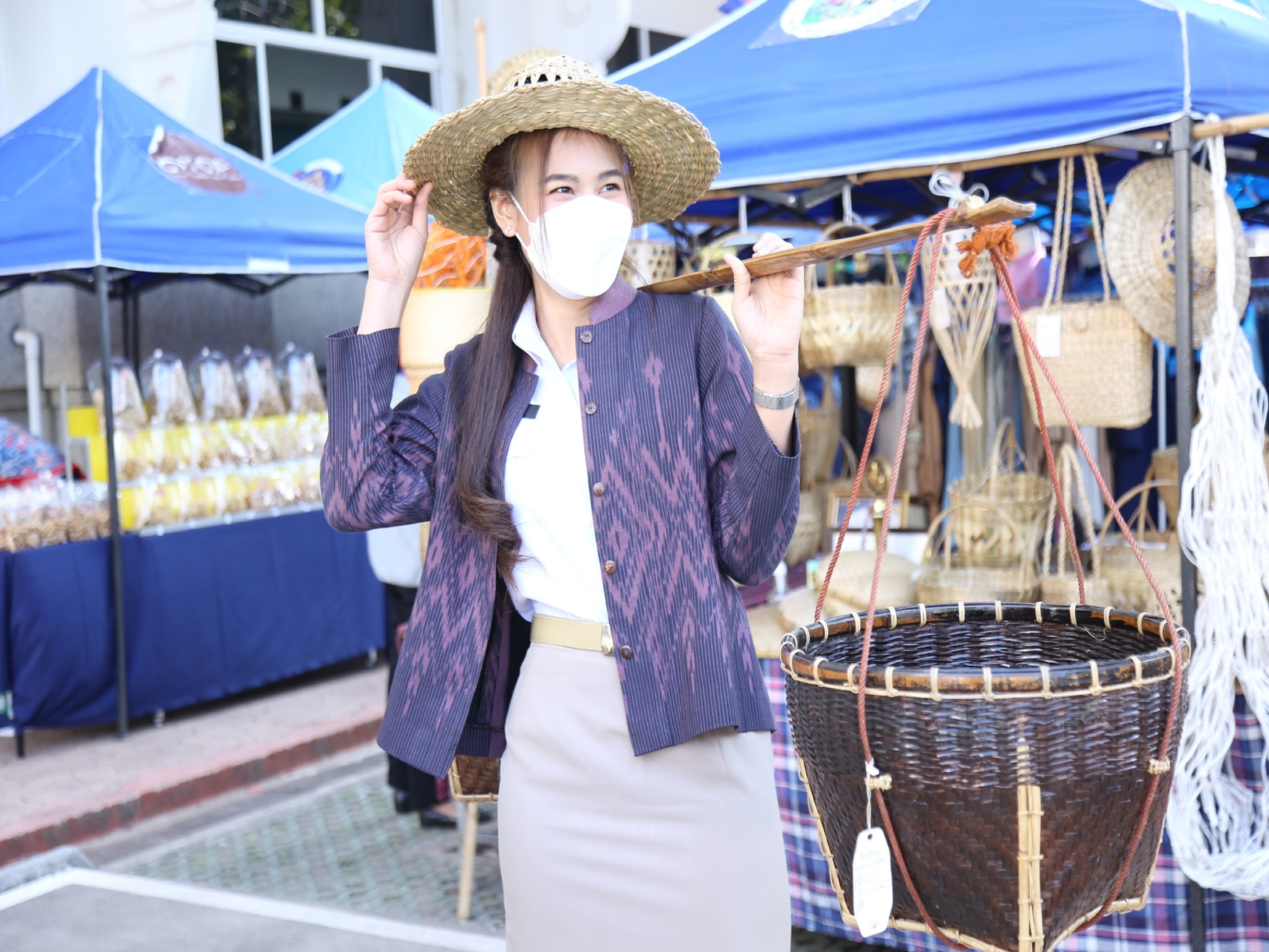 พช.สกลนคร : จัดตลาดนัดสินค้า OTOP สู้ภัยโควิด-19 ครั้งที่ 2