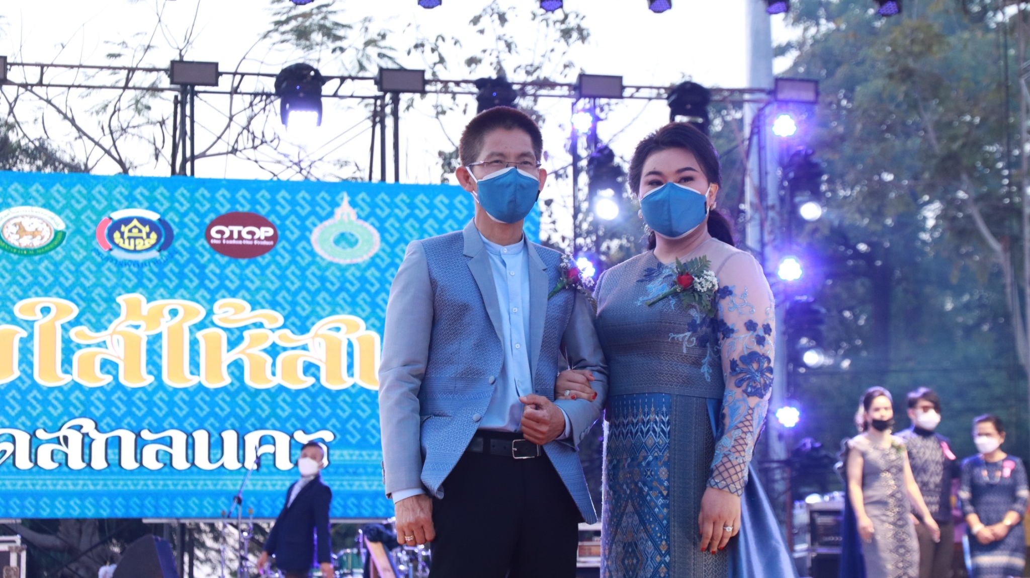 จังหวัดสกลนคร เดินแบบผ้าไทยในงานรวมน้ำใจไทสกล ปี 2565