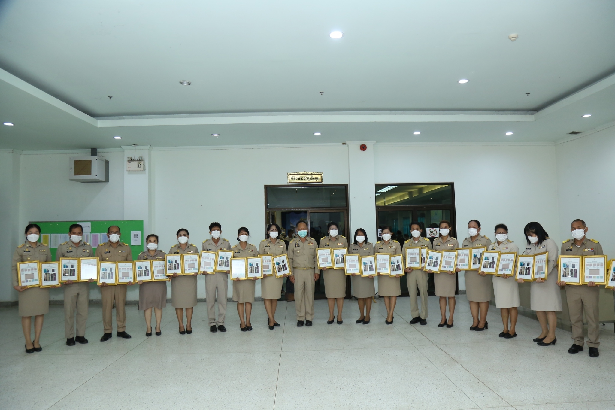 จังหวัดสกลนคร : มอบลายผ้าพระราชทาน “ผ้าขิดลายนารีรัตนราชกัญญา” และประชุมกรมการจังหวัด