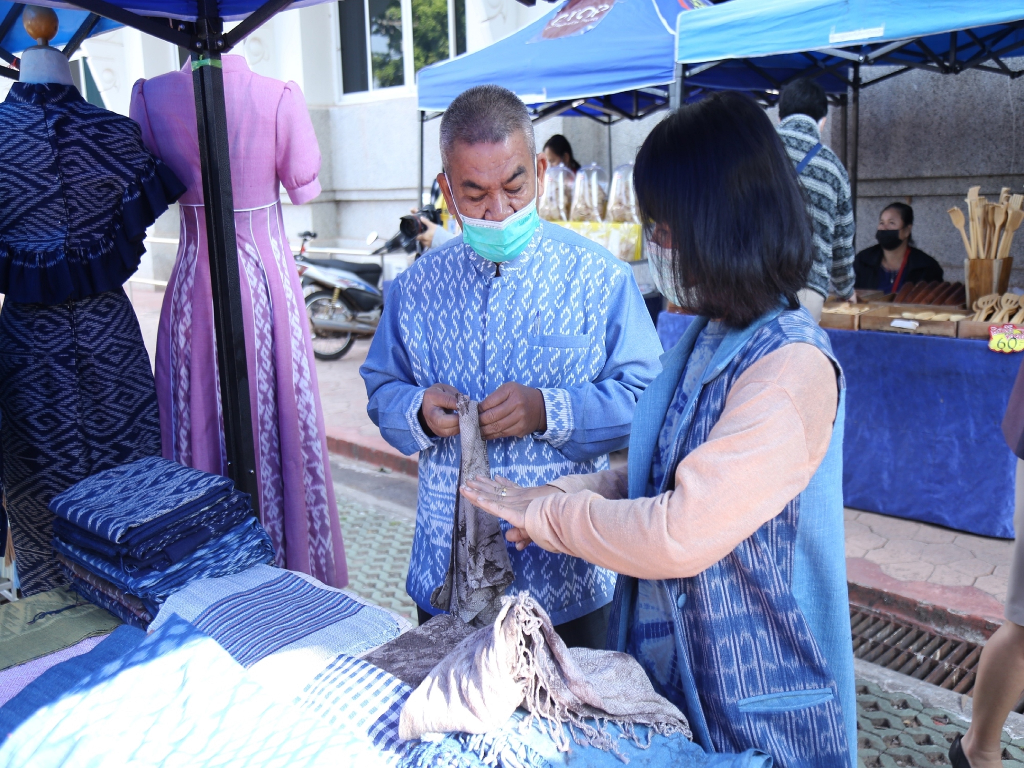 พช.สกลนคร : จัดตลาดนัดสินค้า OTOP สู้ภัยโควิด-19 ครั้งที่ 2