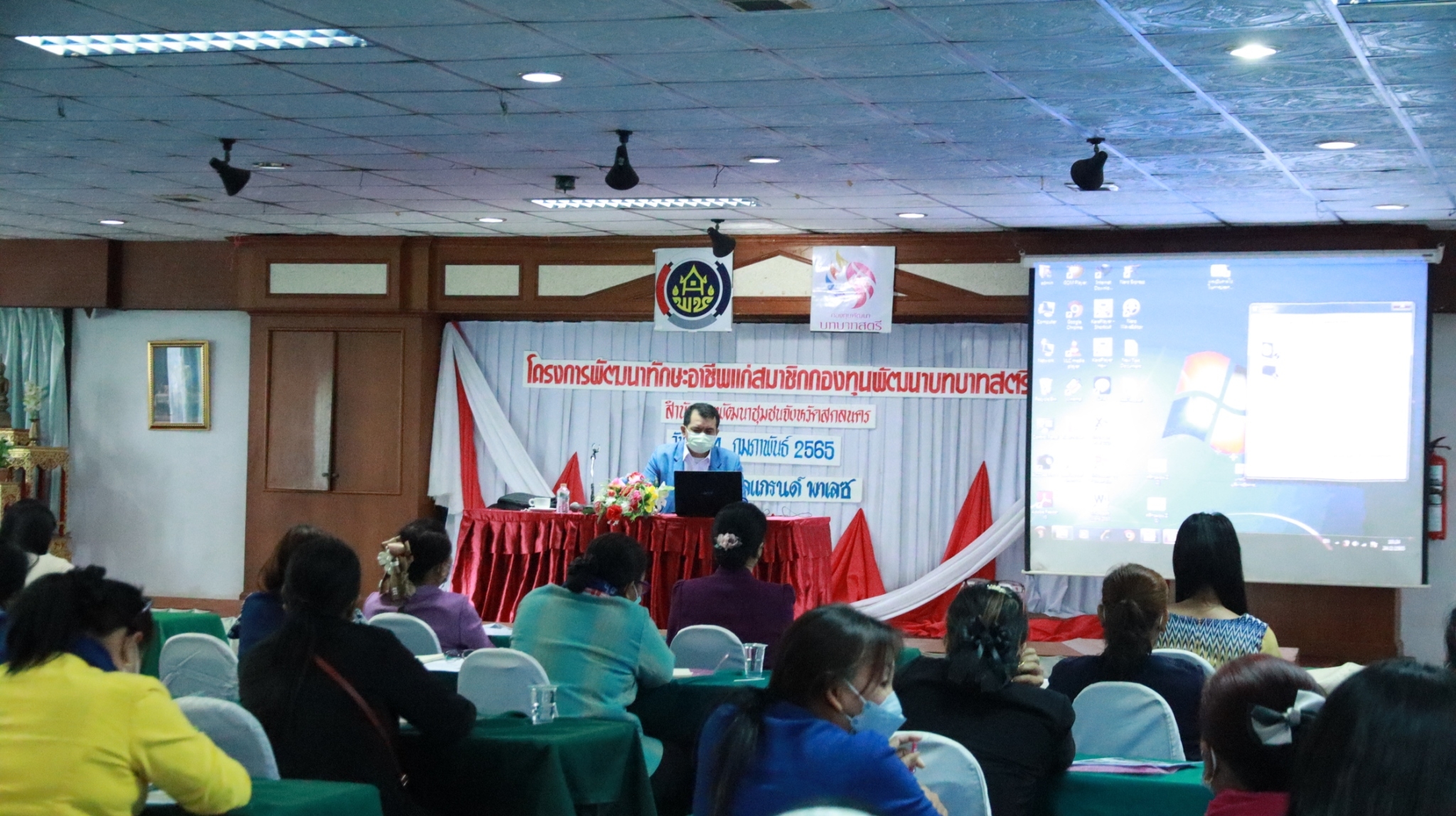 พจ.สกลนคร : มอบแนวทางการบริหารจัดการกลุ่มอาชีพสมาชิกกองทุนพัฒนาบทบาทสตรีอย่างมีประสิทธิภาพ