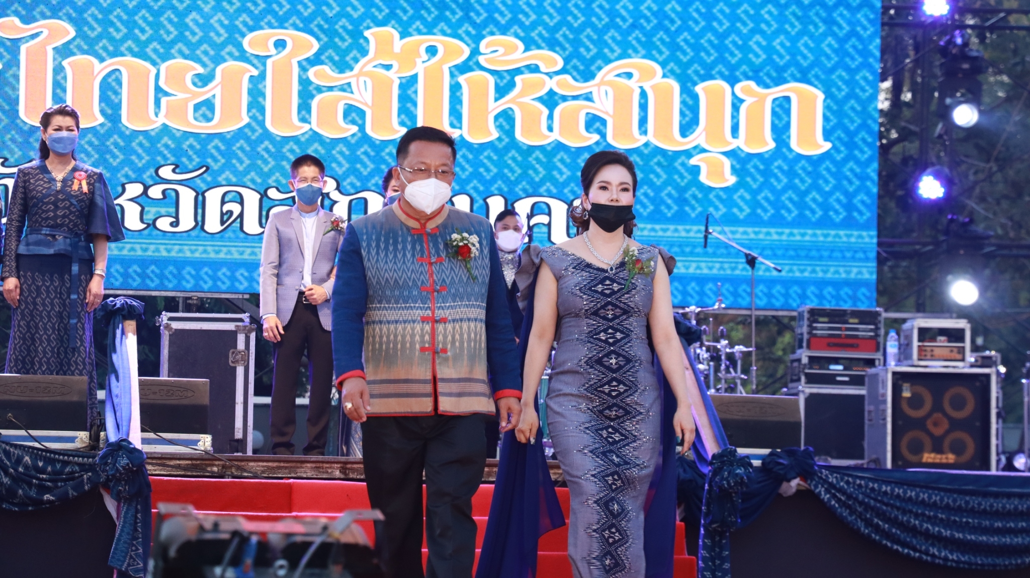 จังหวัดสกลนคร เดินแบบผ้าไทยในงานรวมน้ำใจไทสกล ปี 2565