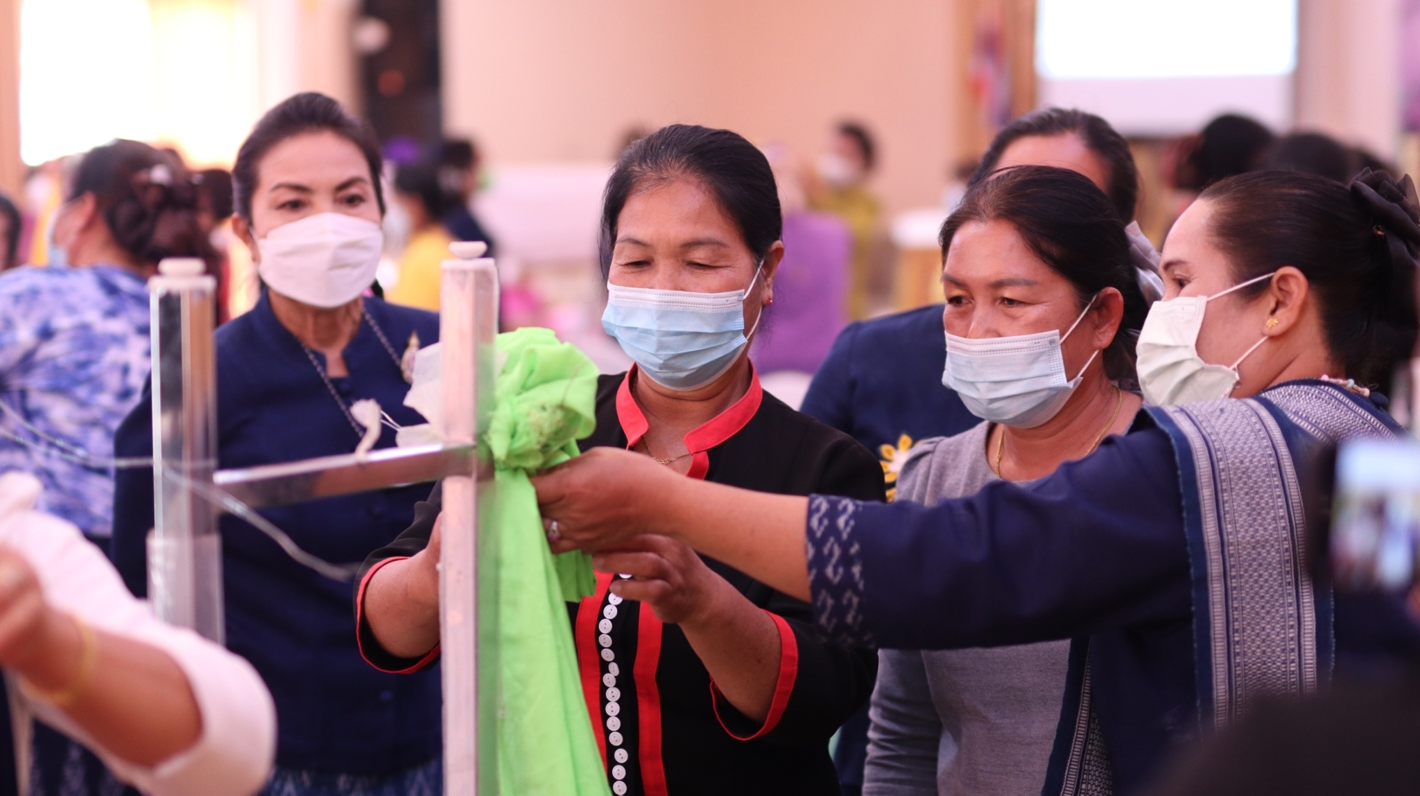 พช.สกลนคร : ผู้ว่าฯ จุรีรัตน์ เปิดโครงการเพิ่มพูนทักษะสตรีสกลนคร