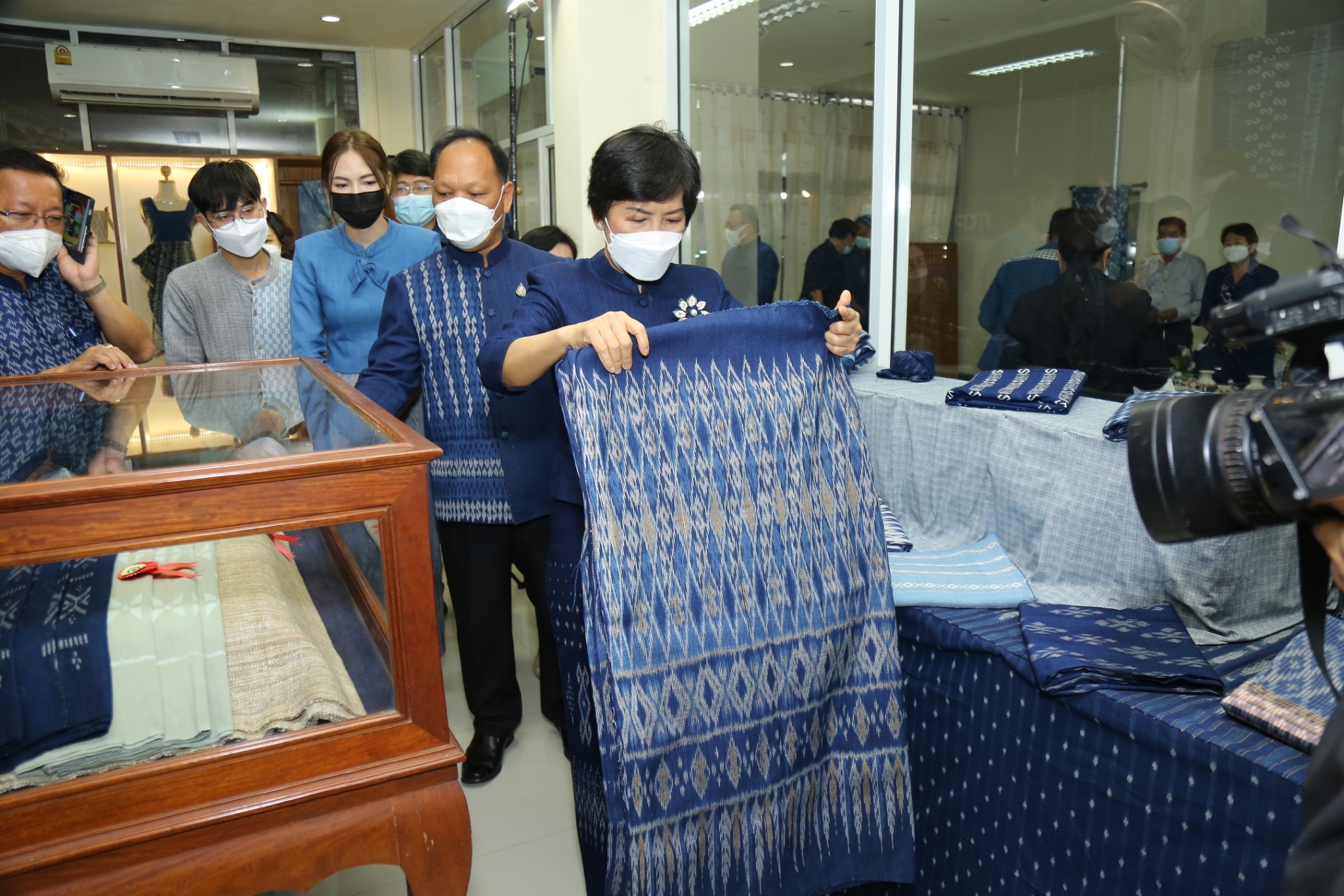 พช.สกลนคร : ผู้ว่าฯ จุรีรัตน์ เปิดศูนย์จำหน่ายผ้าครามสกลนคร
