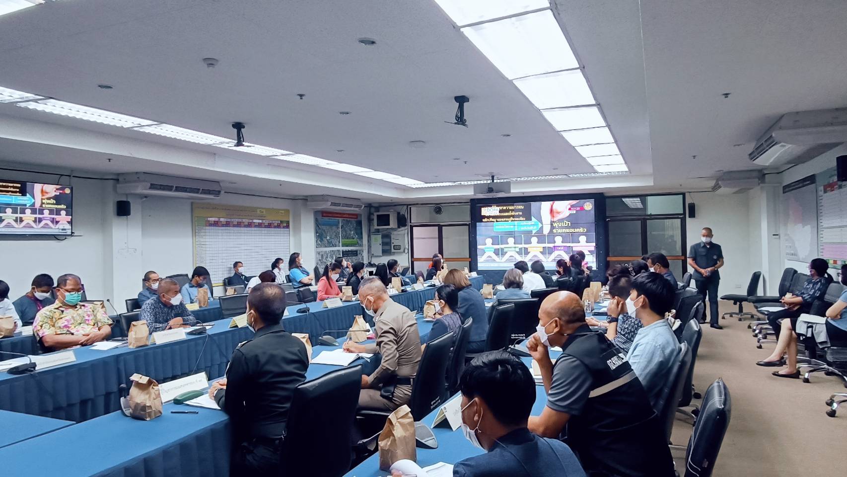 จังหวัดสกลนคร : ร่วมประชุมเชิงปฏิบัติการเพื่อซักซ้อมแนวทางการขับเคลื่อนศูนย์อำนวยการขจัดความยากจนและพัฒนาคนทุกช่วงวัยอย่างยั่งยืนตามหลักประชญาของเศรษฐกิจพอเพียง (ศจพ.) ในระดับพื้นที่ภาคอีสาน