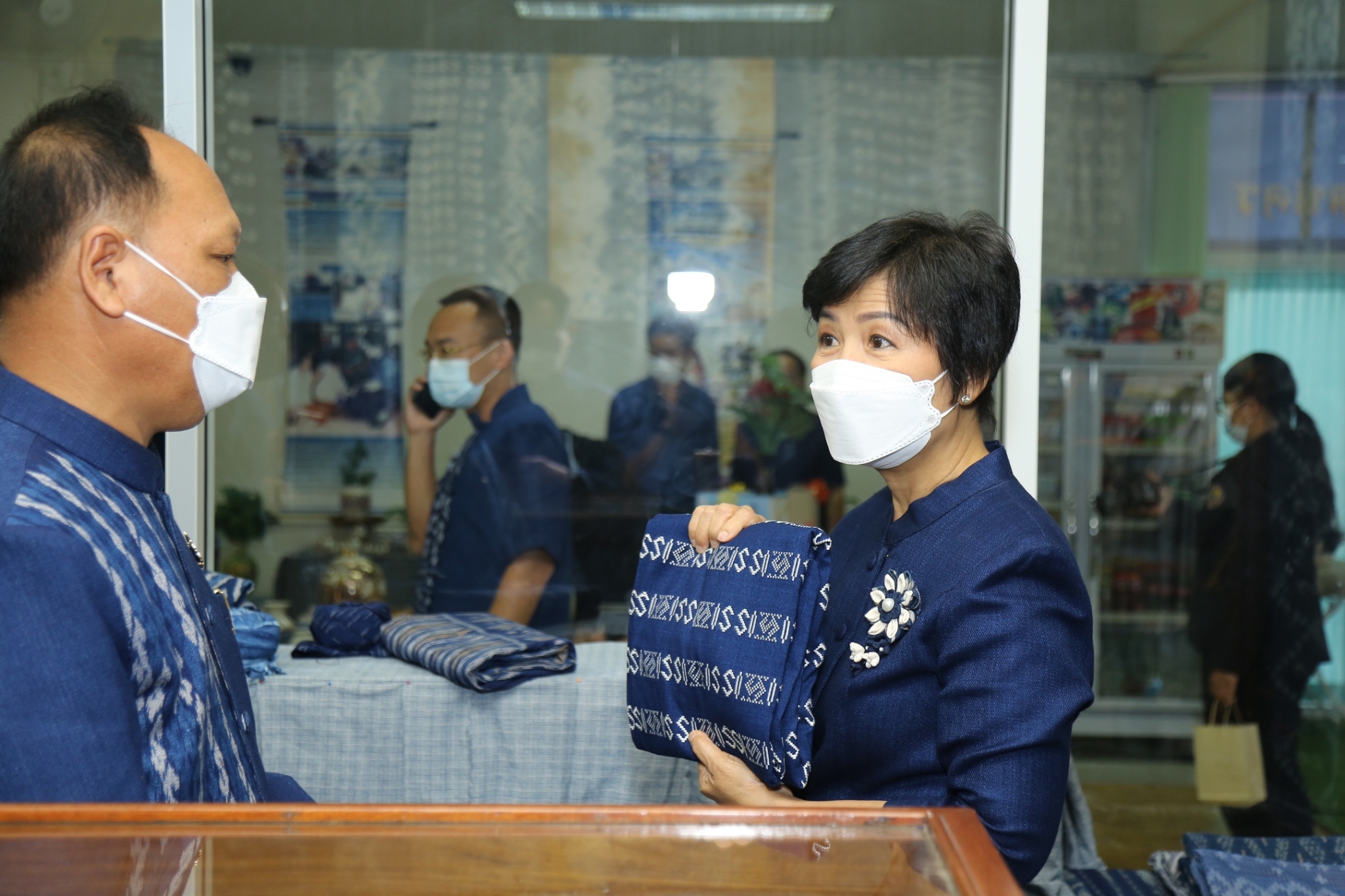พช.สกลนคร : ผู้ว่าฯ จุรีรัตน์ เปิดศูนย์จำหน่ายผ้าครามสกลนคร