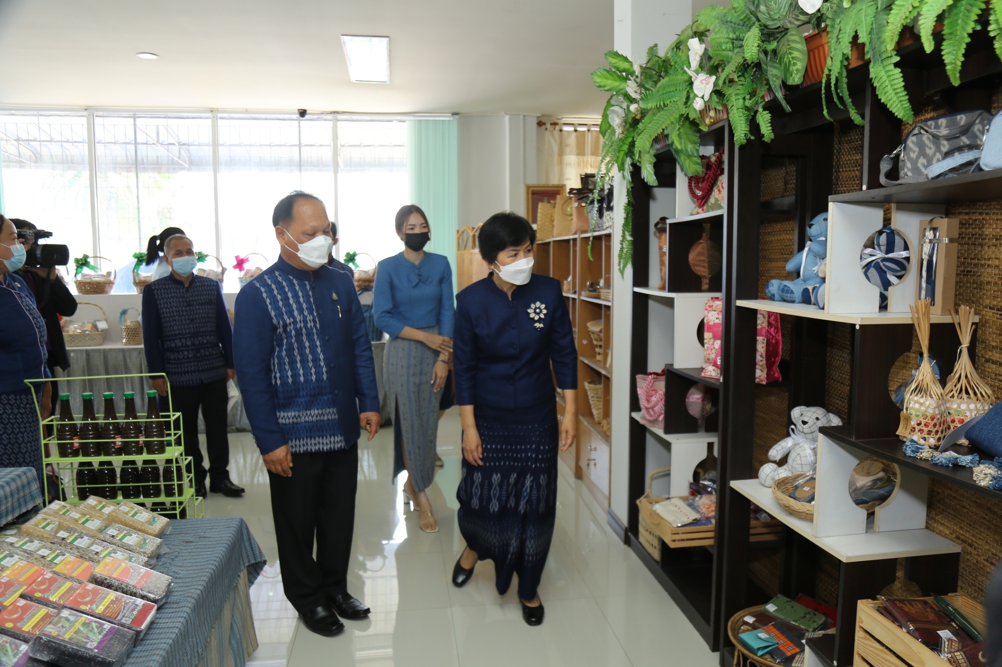 ผู้ว่าฯ จุรีรัตน์  เป็นประธานเปิดศูนย์ OTOP สกลนคร