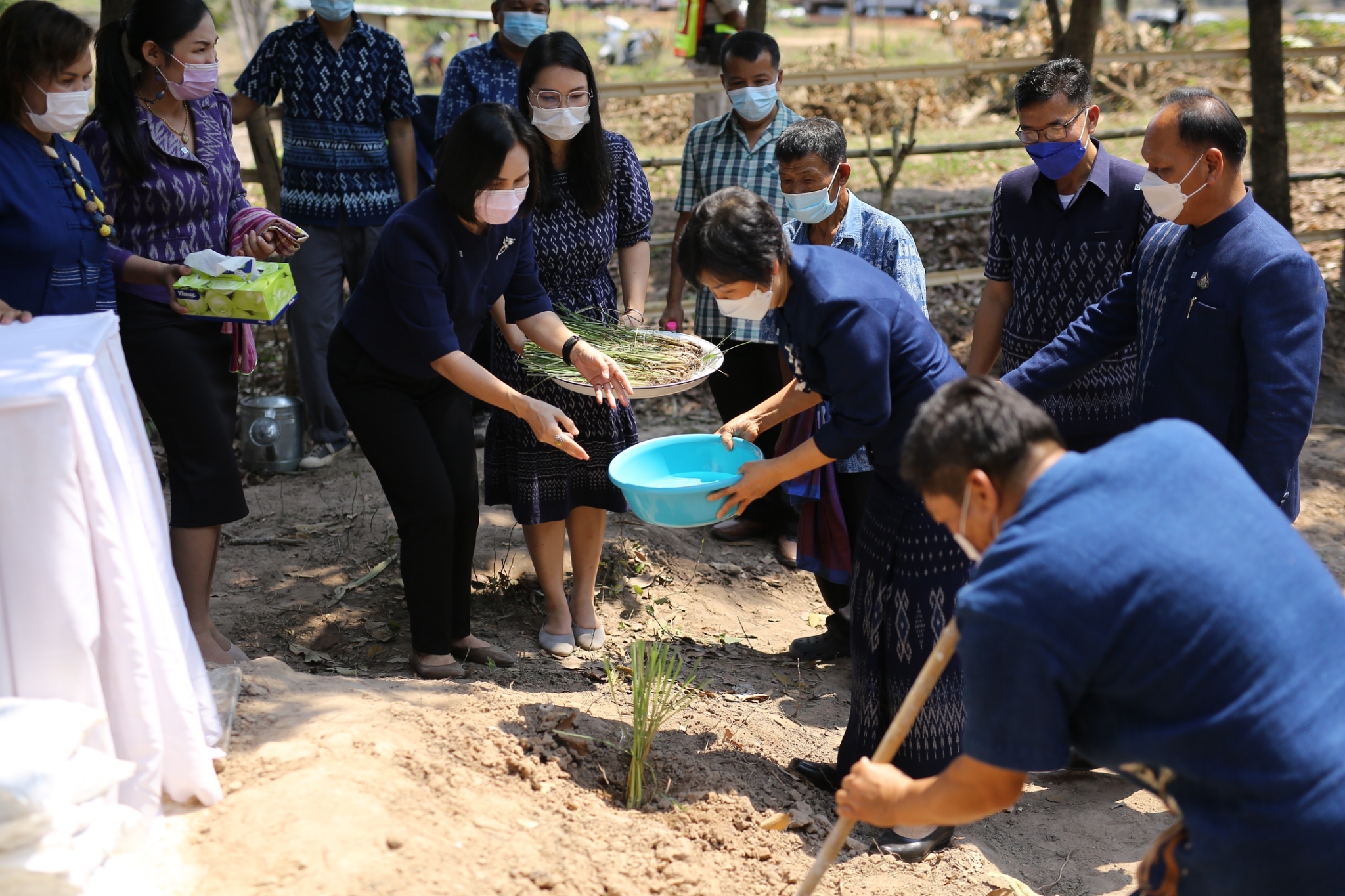 ผู้ว่าฯ จุรีรัตน์ ส่งมอบบ้านแก่ครัวเรือนเป้าหมายแก้จนสกลนคร
