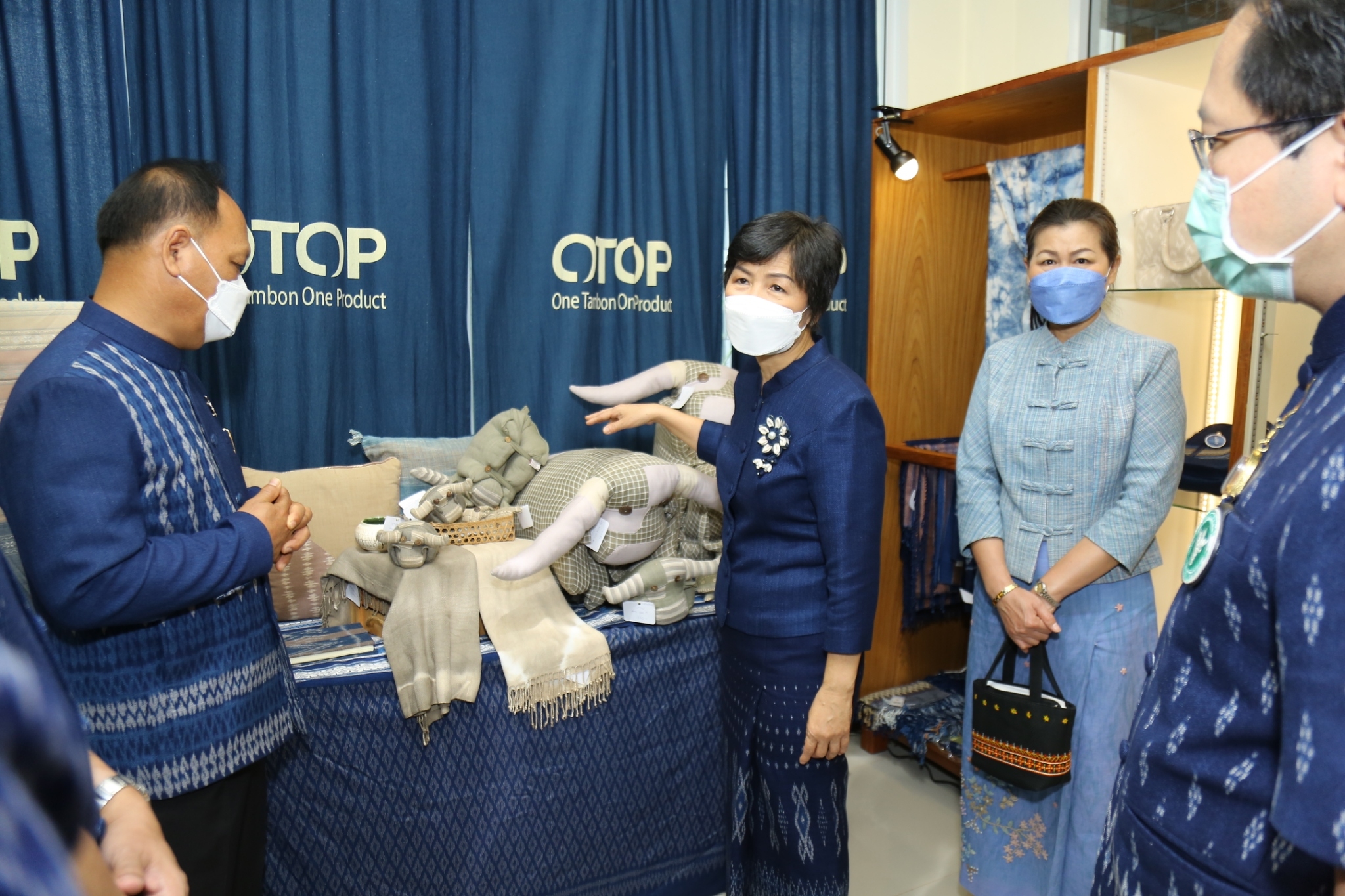 พช.สกลนคร : ผู้ว่าฯ จุรีรัตน์ เปิดศูนย์จำหน่ายผ้าครามสกลนคร