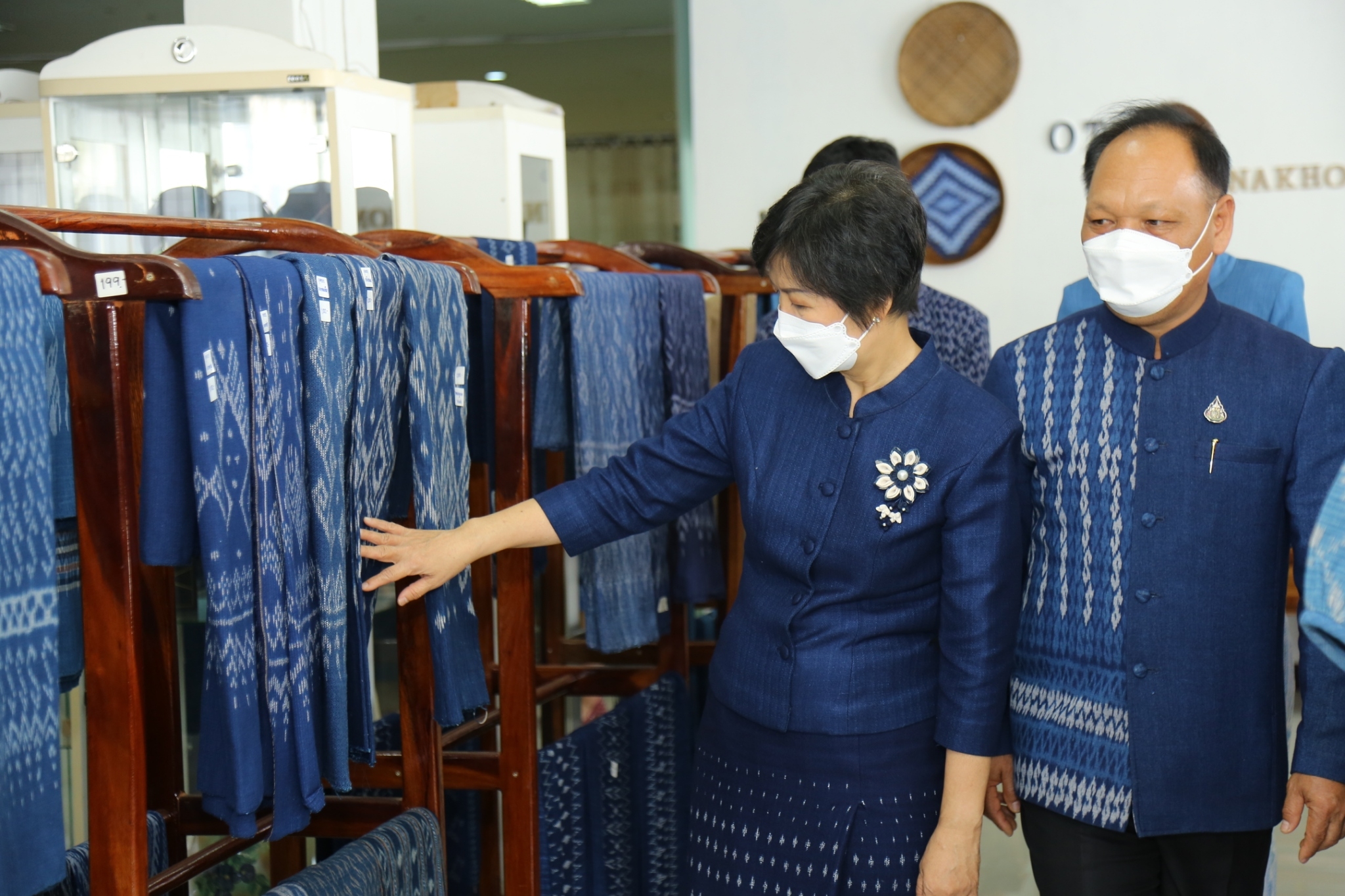 ผู้ว่าฯ จุรีรัตน์  เป็นประธานเปิดศูนย์ OTOP สกลนคร