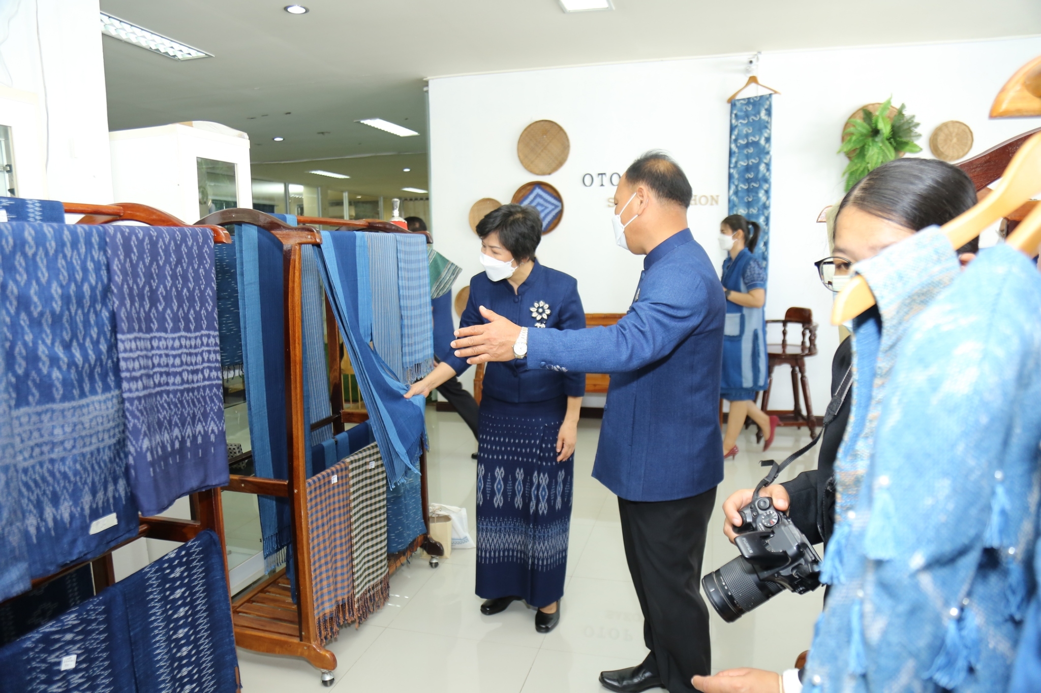 พช.สกลนคร : ผู้ว่าฯ จุรีรัตน์ เปิดศูนย์จำหน่ายผ้าครามสกลนคร