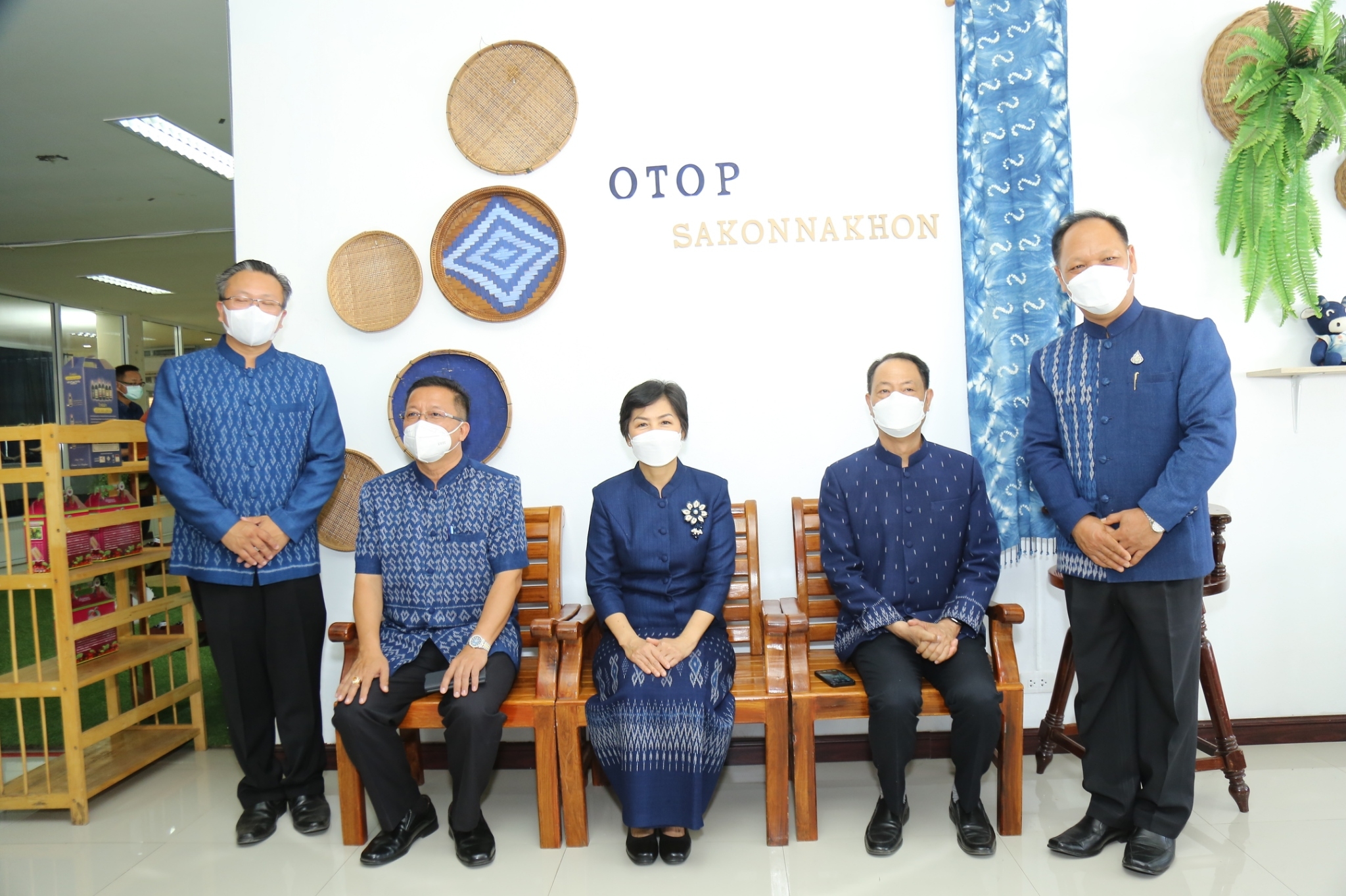 ผู้ว่าฯ จุรีรัตน์  เป็นประธานเปิดศูนย์ OTOP สกลนคร