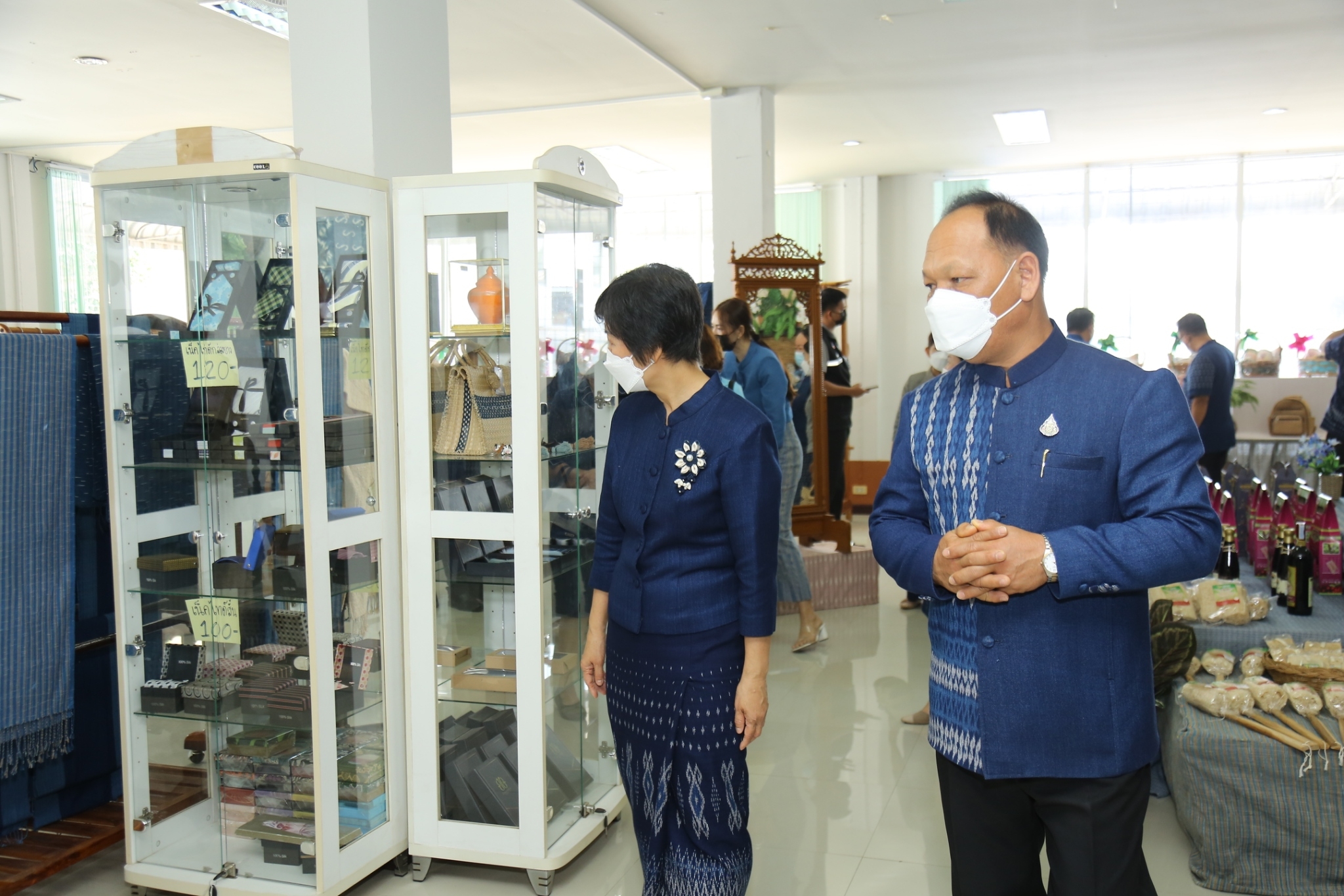 พช.สกลนคร : ผู้ว่าฯ จุรีรัตน์ เปิดศูนย์จำหน่ายผ้าครามสกลนคร