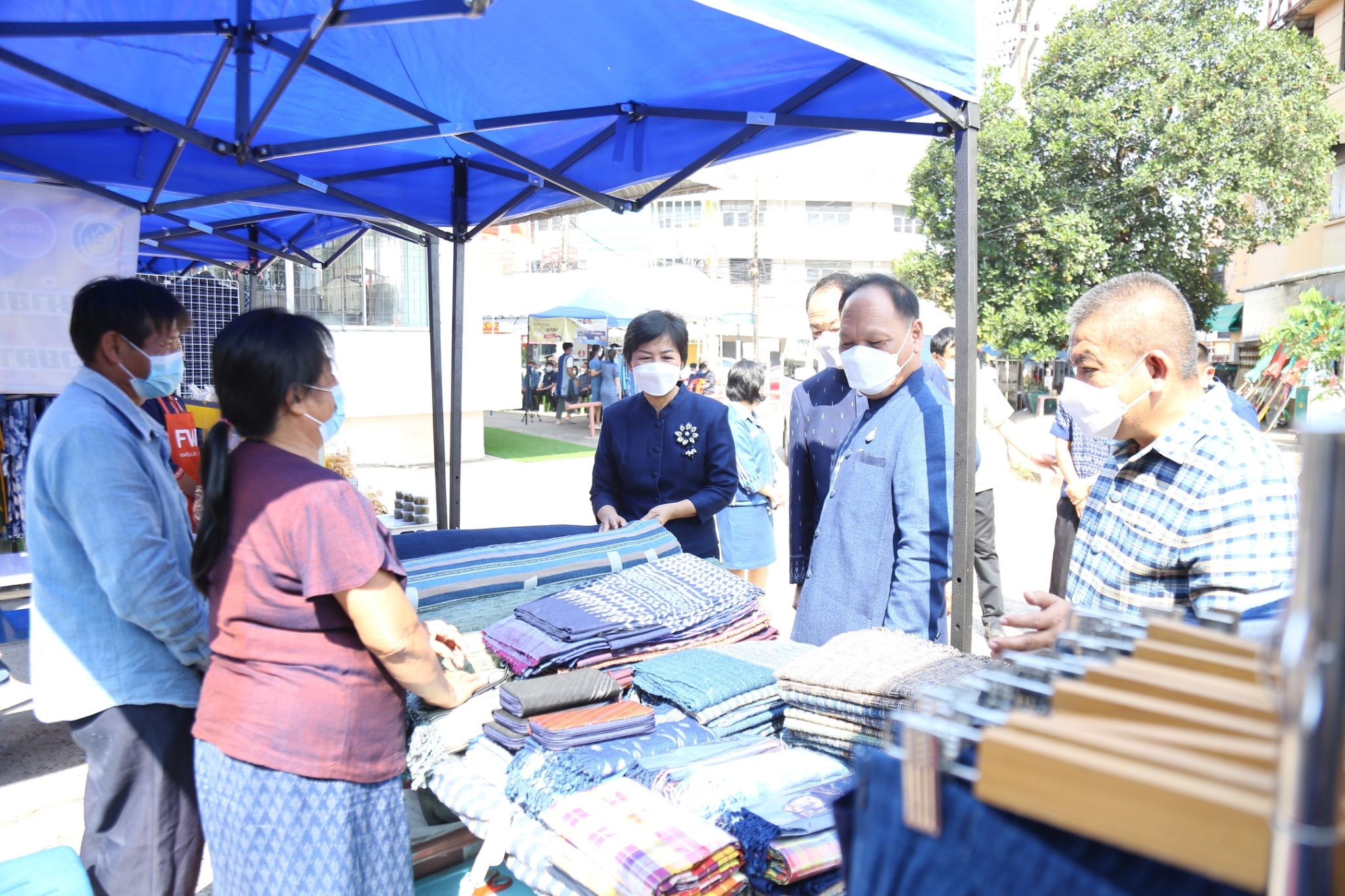 ผู้ว่าฯ จุรีรัตน์  เป็นประธานเปิดศูนย์ OTOP สกลนคร