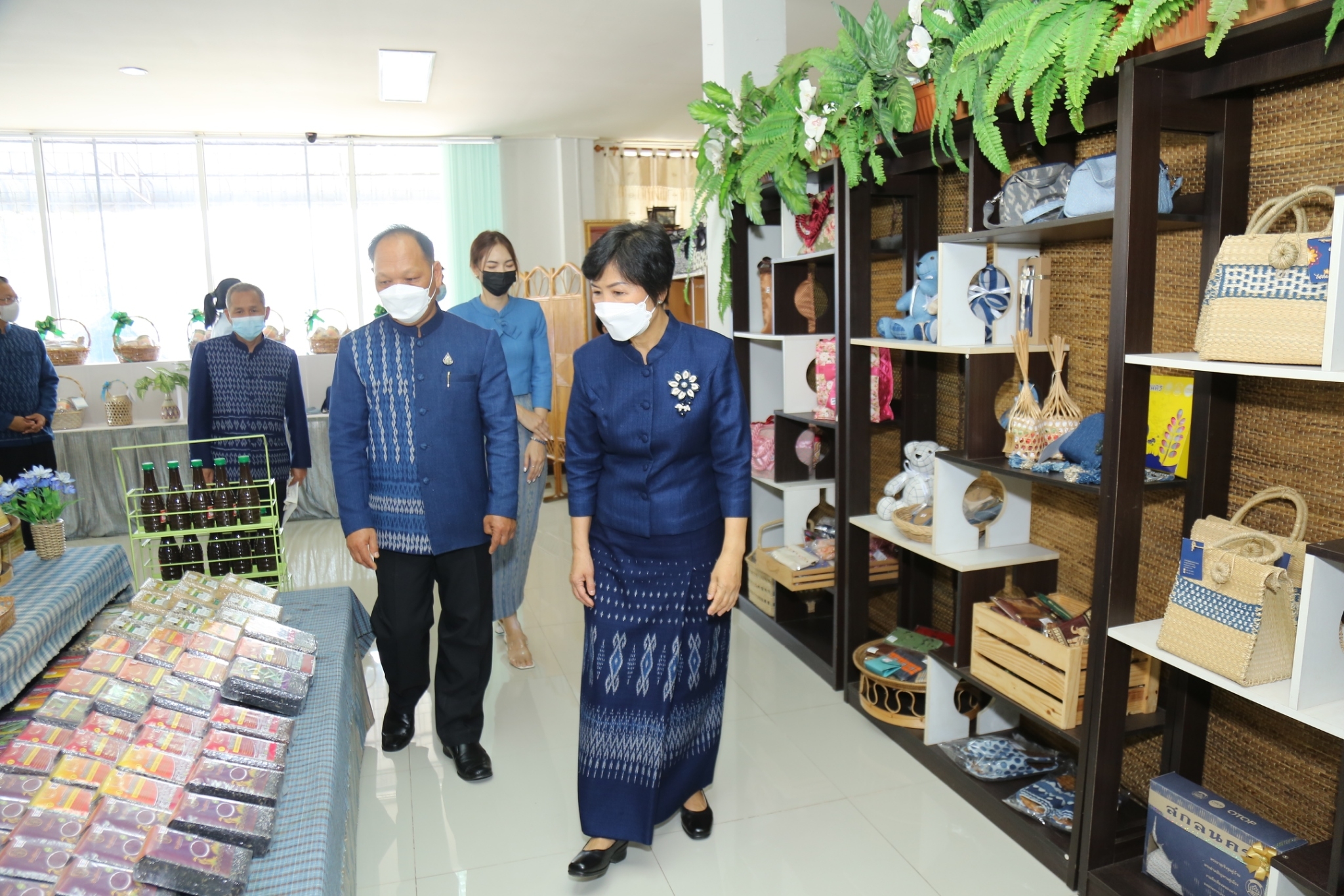 พช.สกลนคร : ผู้ว่าฯ จุรีรัตน์ เปิดศูนย์จำหน่ายผ้าครามสกลนคร