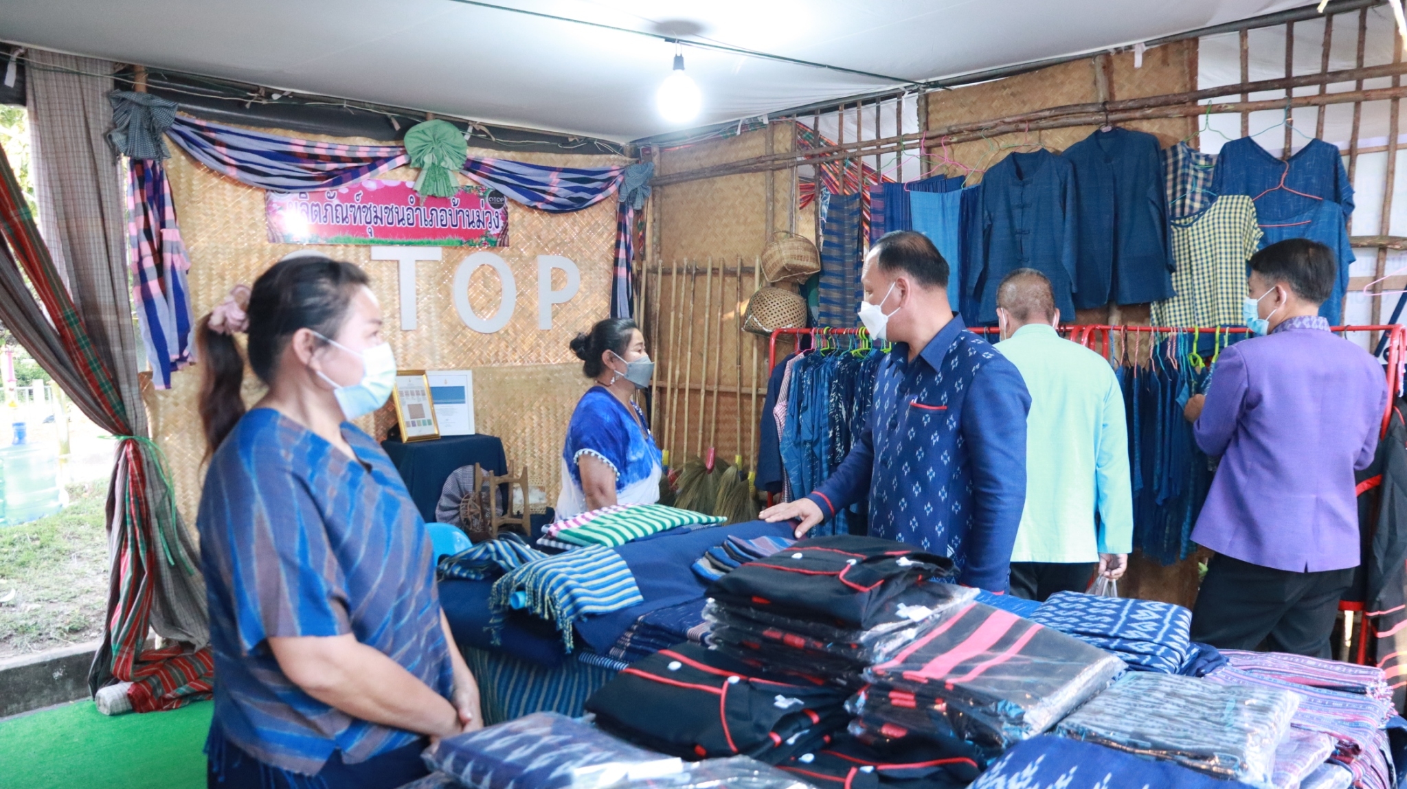 พช.สกลนคร : จัดประกวดบูธ OTOP งานรวมน้ำใจไทสกล ปี 2565