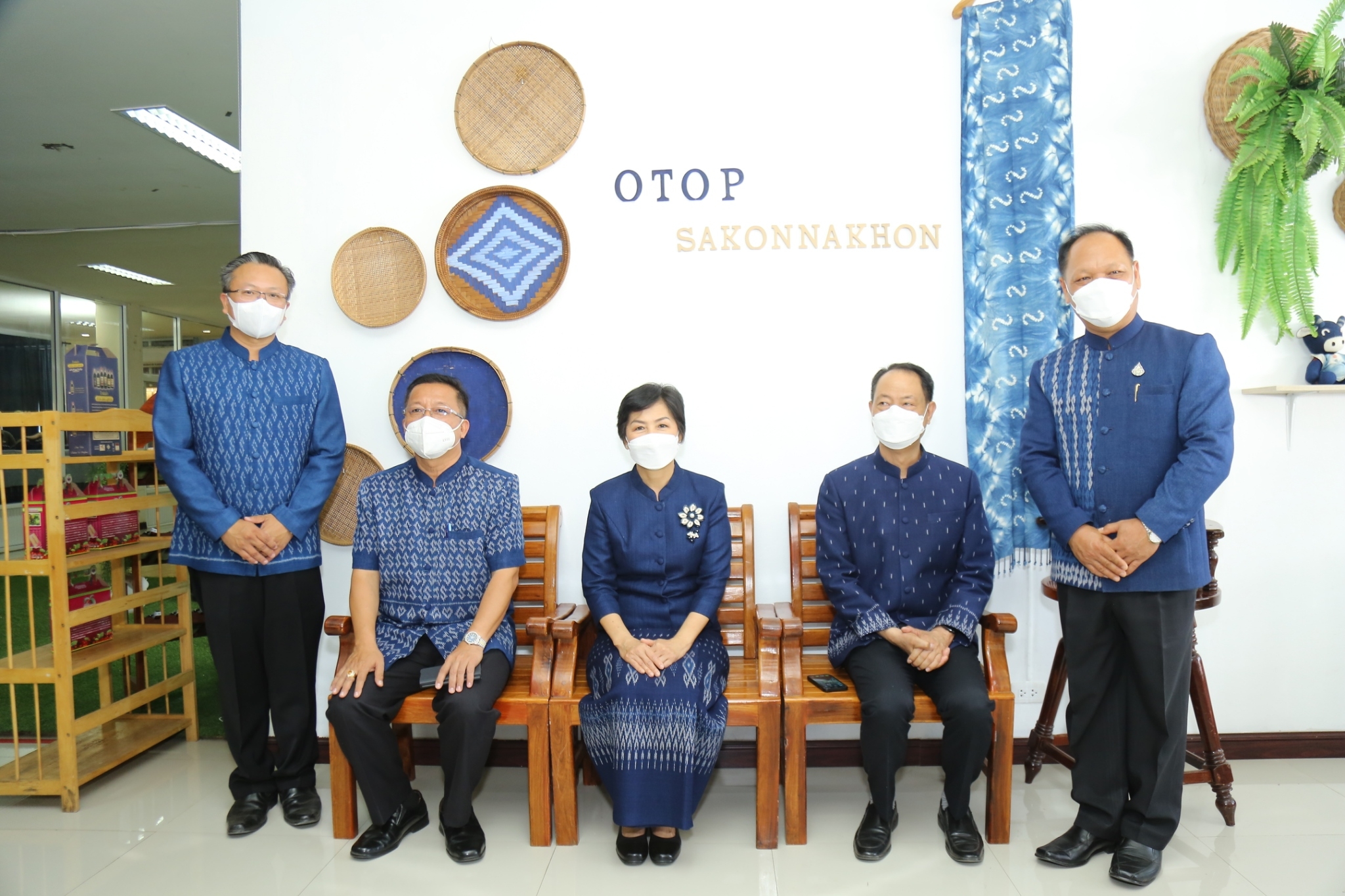 พช.สกลนคร : ผู้ว่าฯ จุรีรัตน์ เปิดศูนย์จำหน่ายผ้าครามสกลนคร