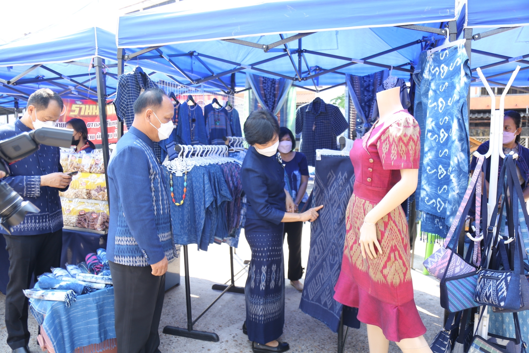 ผู้ว่าฯ จุรีรัตน์  เป็นประธานเปิดศูนย์ OTOP สกลนคร