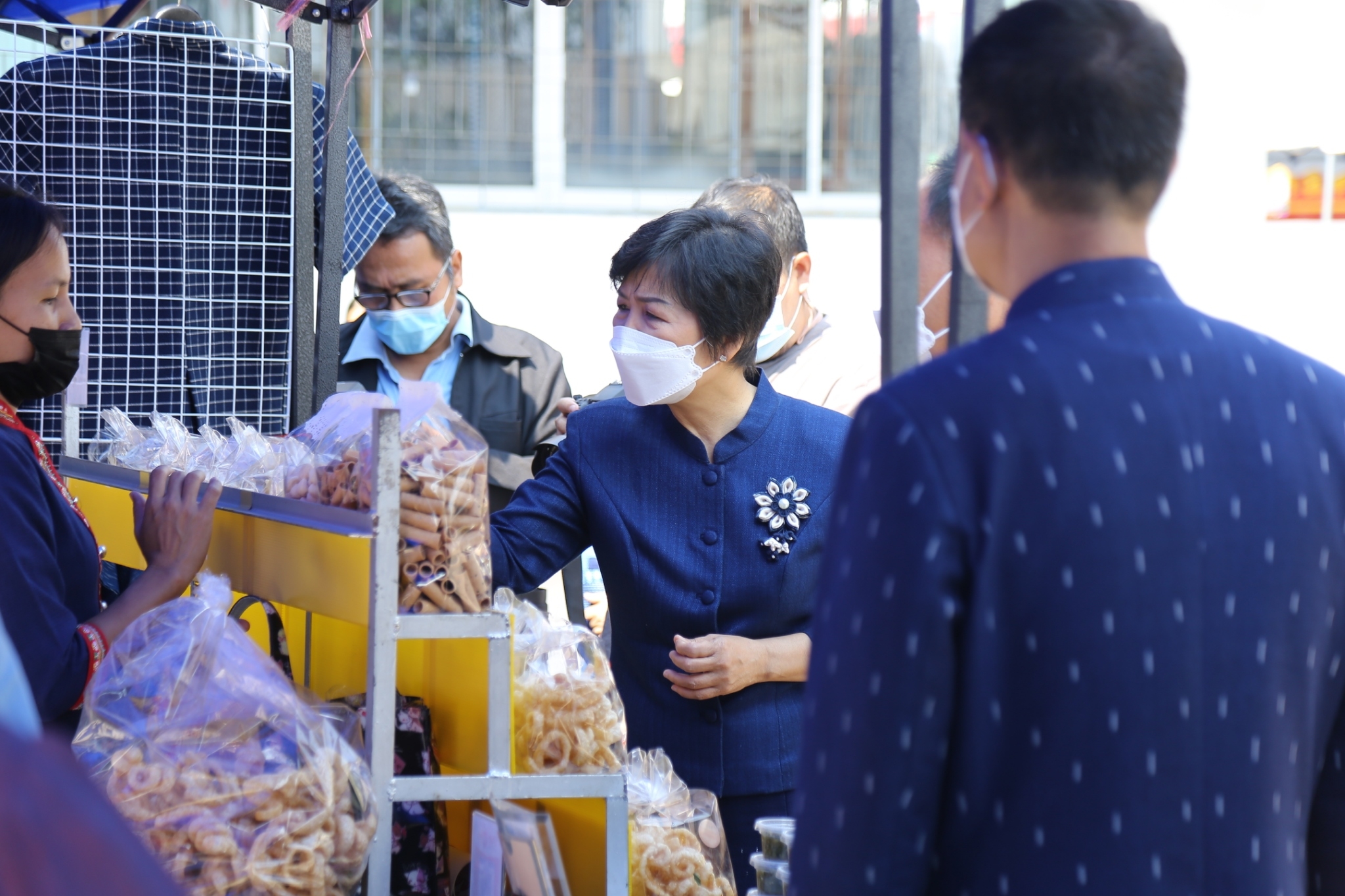 พช.สกลนคร : ผู้ว่าฯ จุรีรัตน์ เปิดศูนย์จำหน่ายผ้าครามสกลนคร
