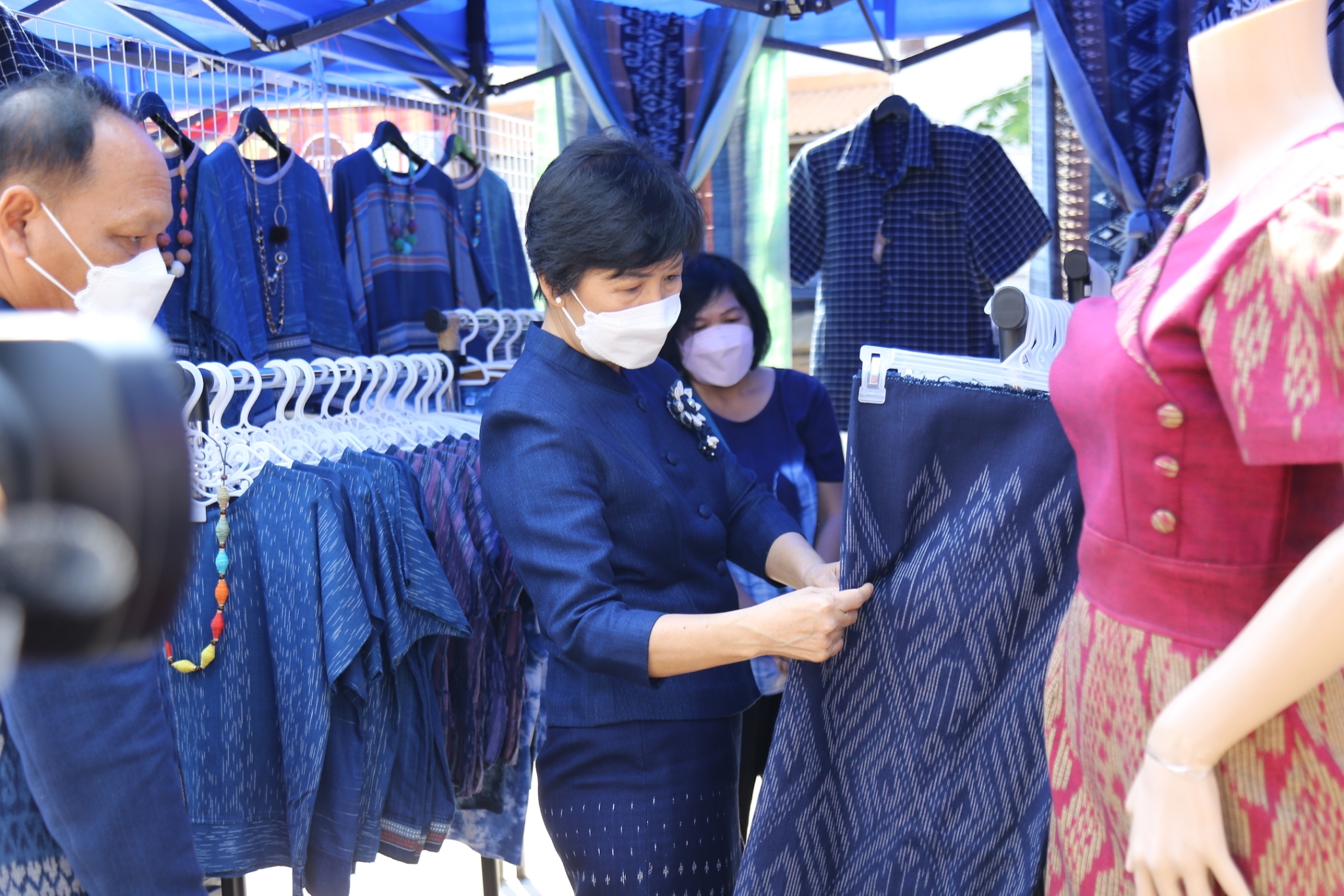 พช.สกลนคร : ผู้ว่าฯ จุรีรัตน์ เปิดศูนย์จำหน่ายผ้าครามสกลนคร