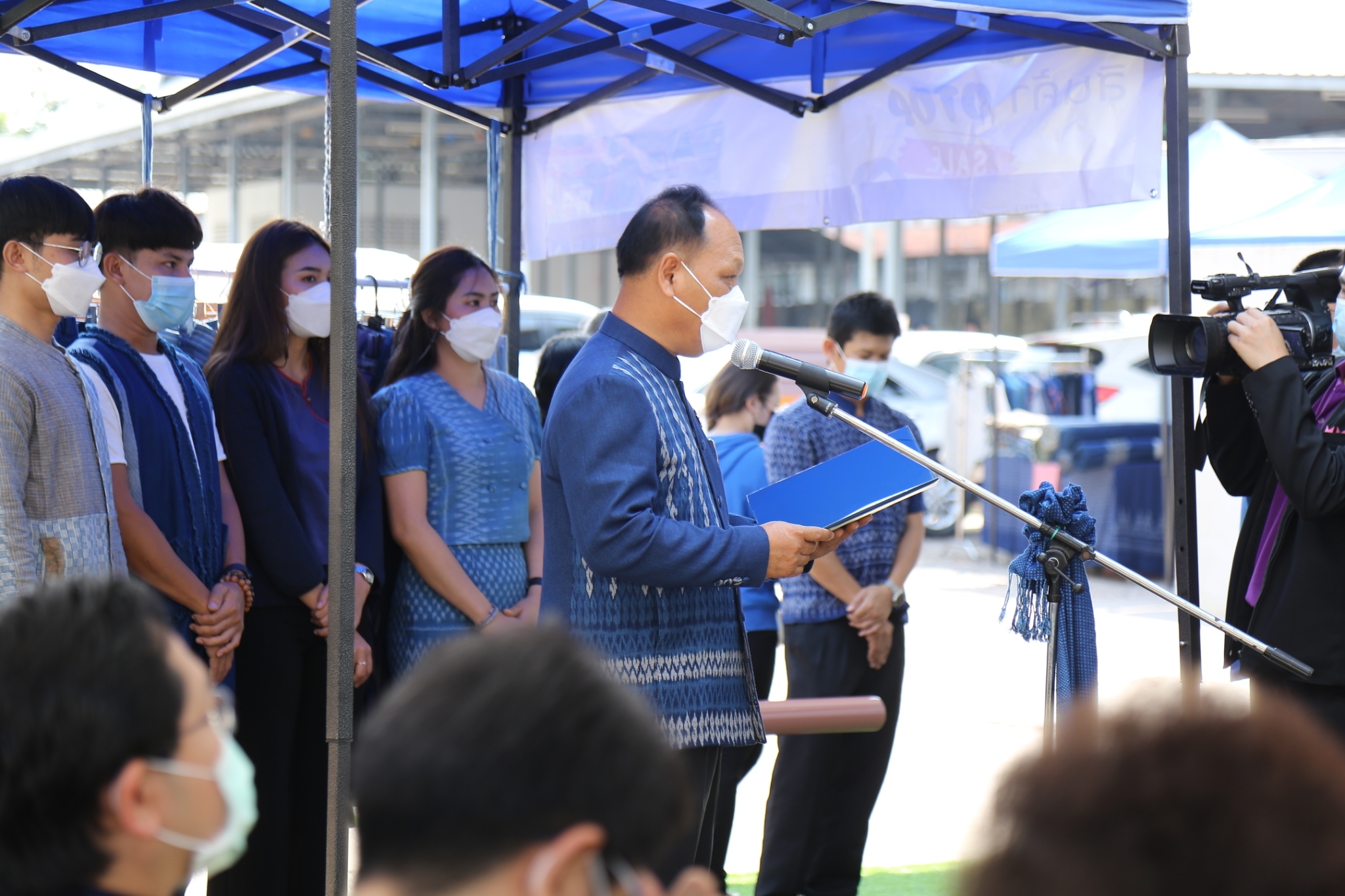 พช.สกลนคร : ผู้ว่าฯ จุรีรัตน์ เปิดศูนย์จำหน่ายผ้าครามสกลนคร