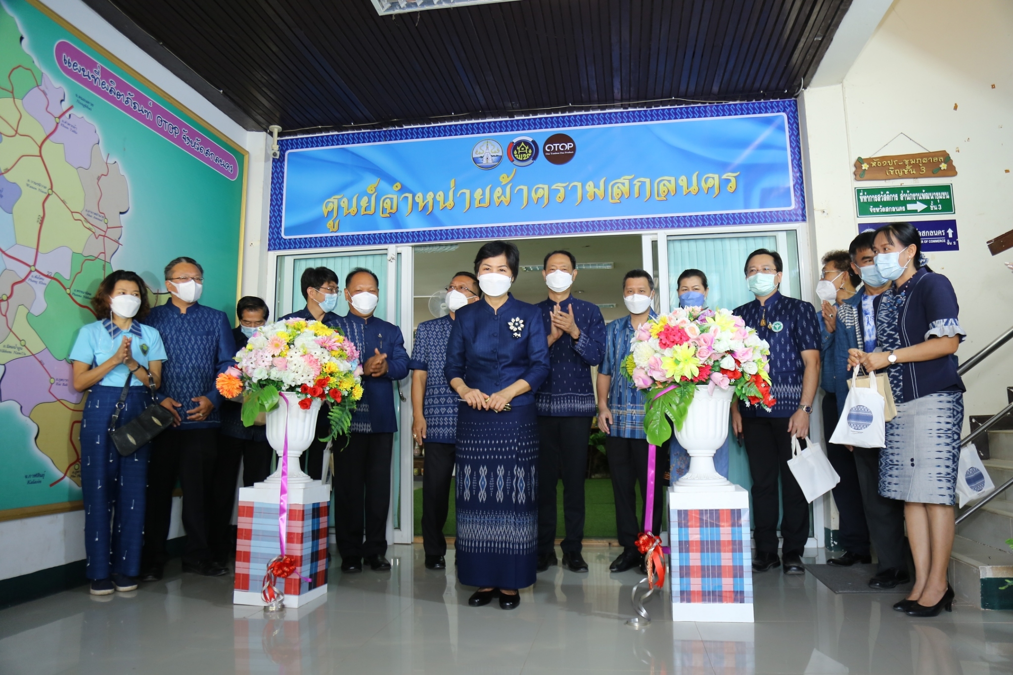 ผู้ว่าฯ จุรีรัตน์  เป็นประธานเปิดศูนย์ OTOP สกลนคร