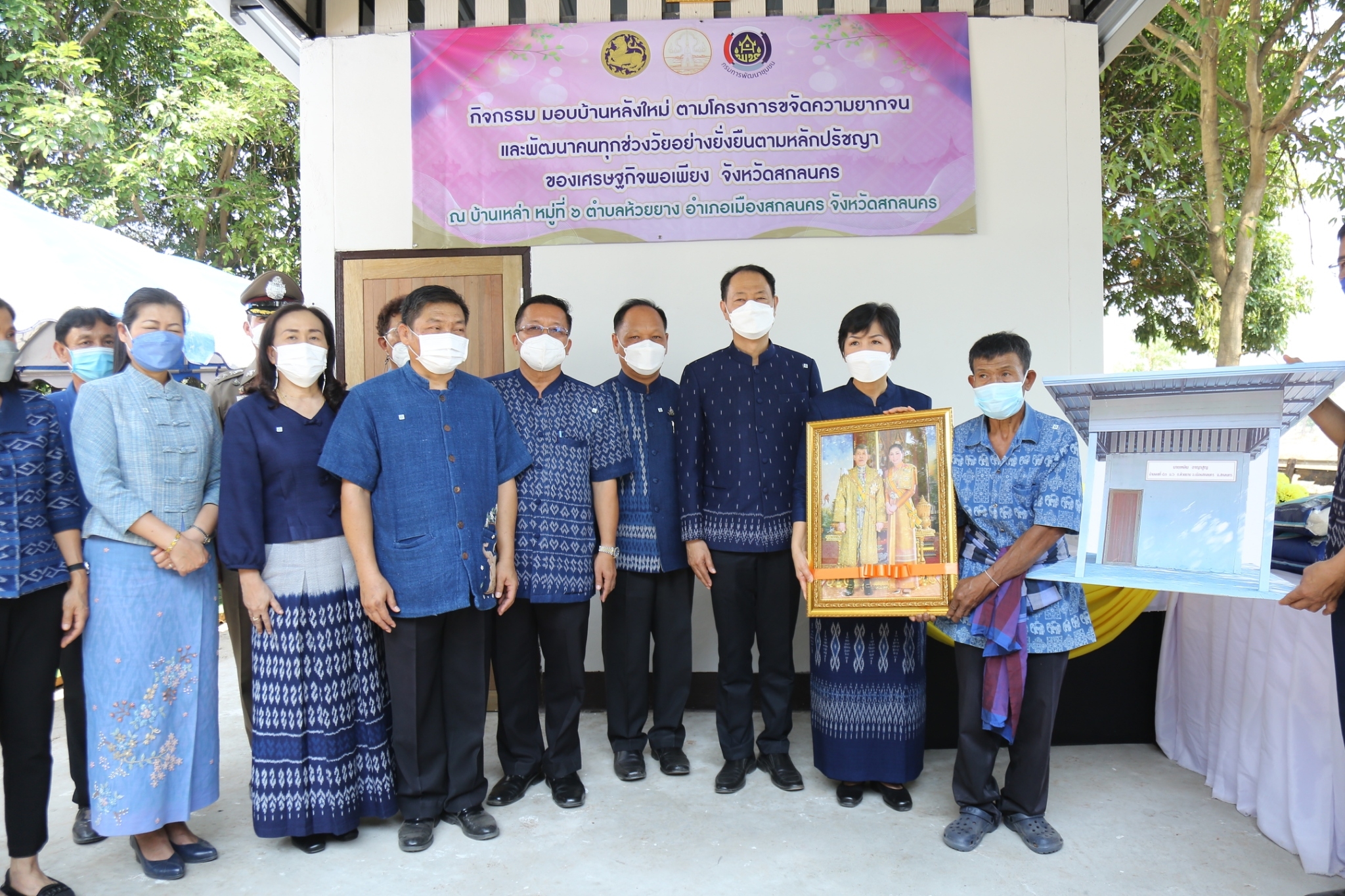 ผู้ว่าฯ จุรีรัตน์ ส่งมอบบ้านแก่ครัวเรือนเป้าหมายแก้จนสกลนคร