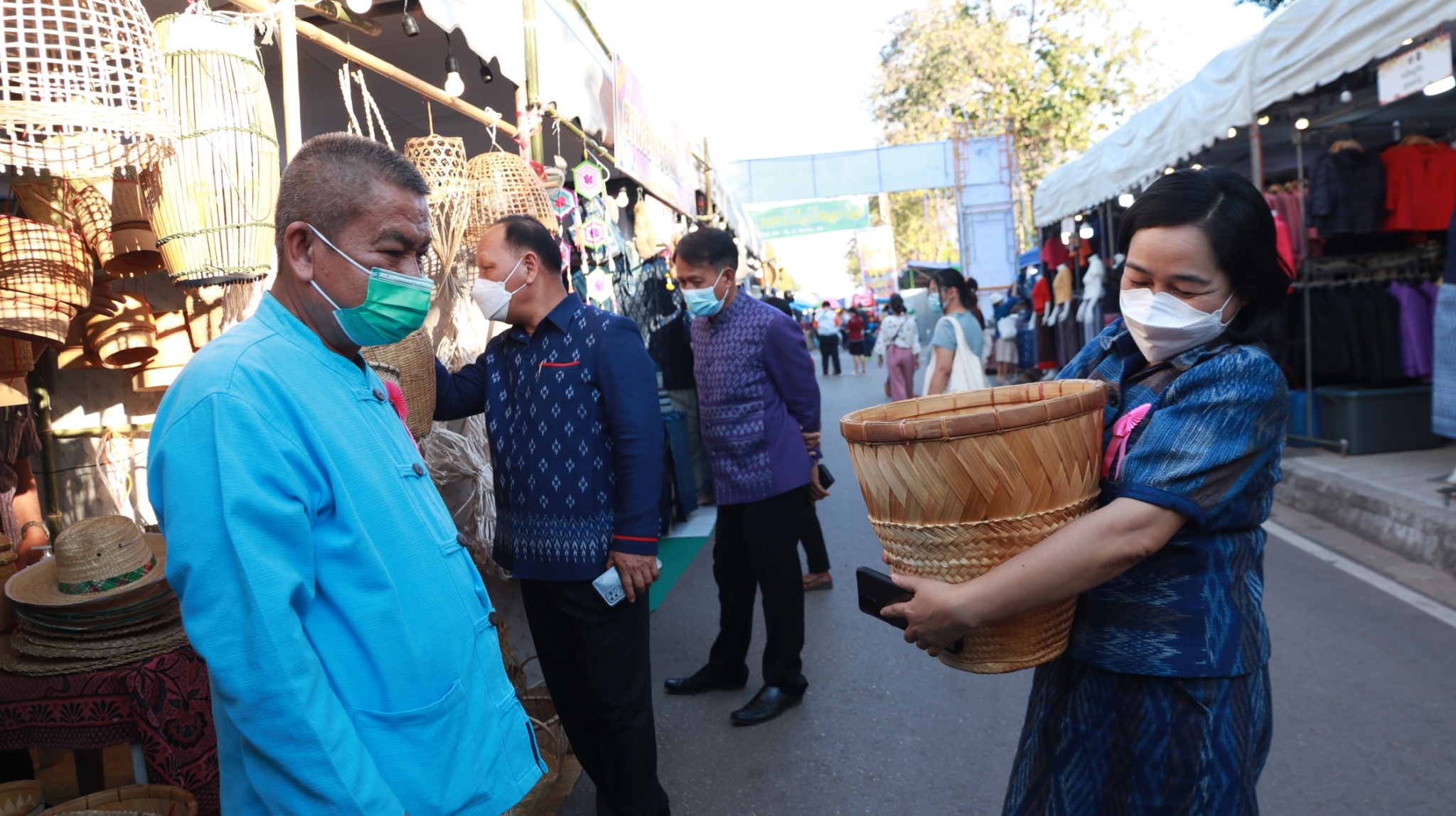พช.สกลนคร : จัดประกวดบูธ OTOP งานรวมน้ำใจไทสกล ปี 2565