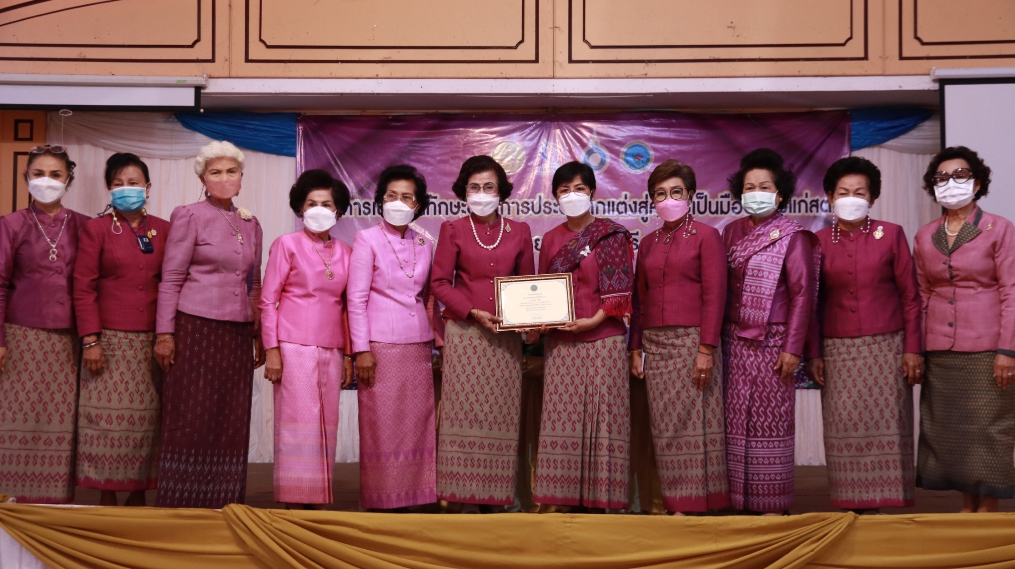พช.สกลนคร : ผู้ว่าฯ จุรีรัตน์ เปิดโครงการเพิ่มพูนทักษะสตรีสกลนคร