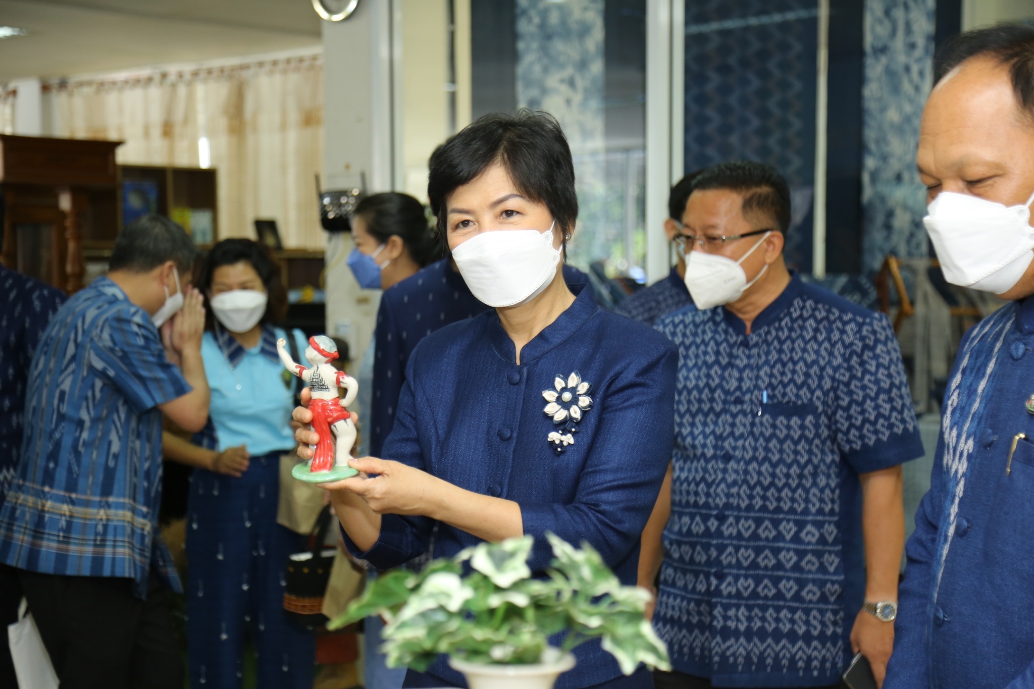 ผู้ว่าฯ จุรีรัตน์  เป็นประธานเปิดศูนย์ OTOP สกลนคร