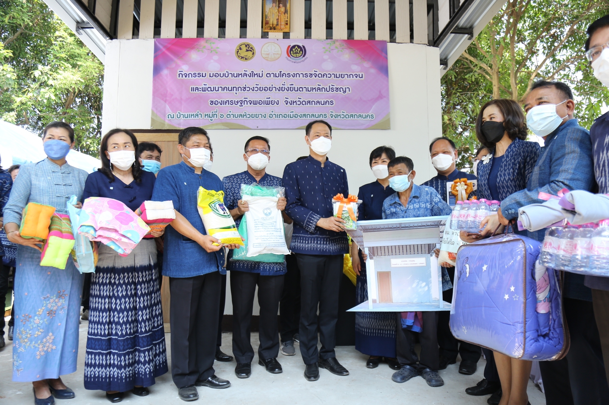 ผู้ว่าฯ จุรีรัตน์ ส่งมอบบ้านแก่ครัวเรือนเป้าหมายแก้จนสกลนคร