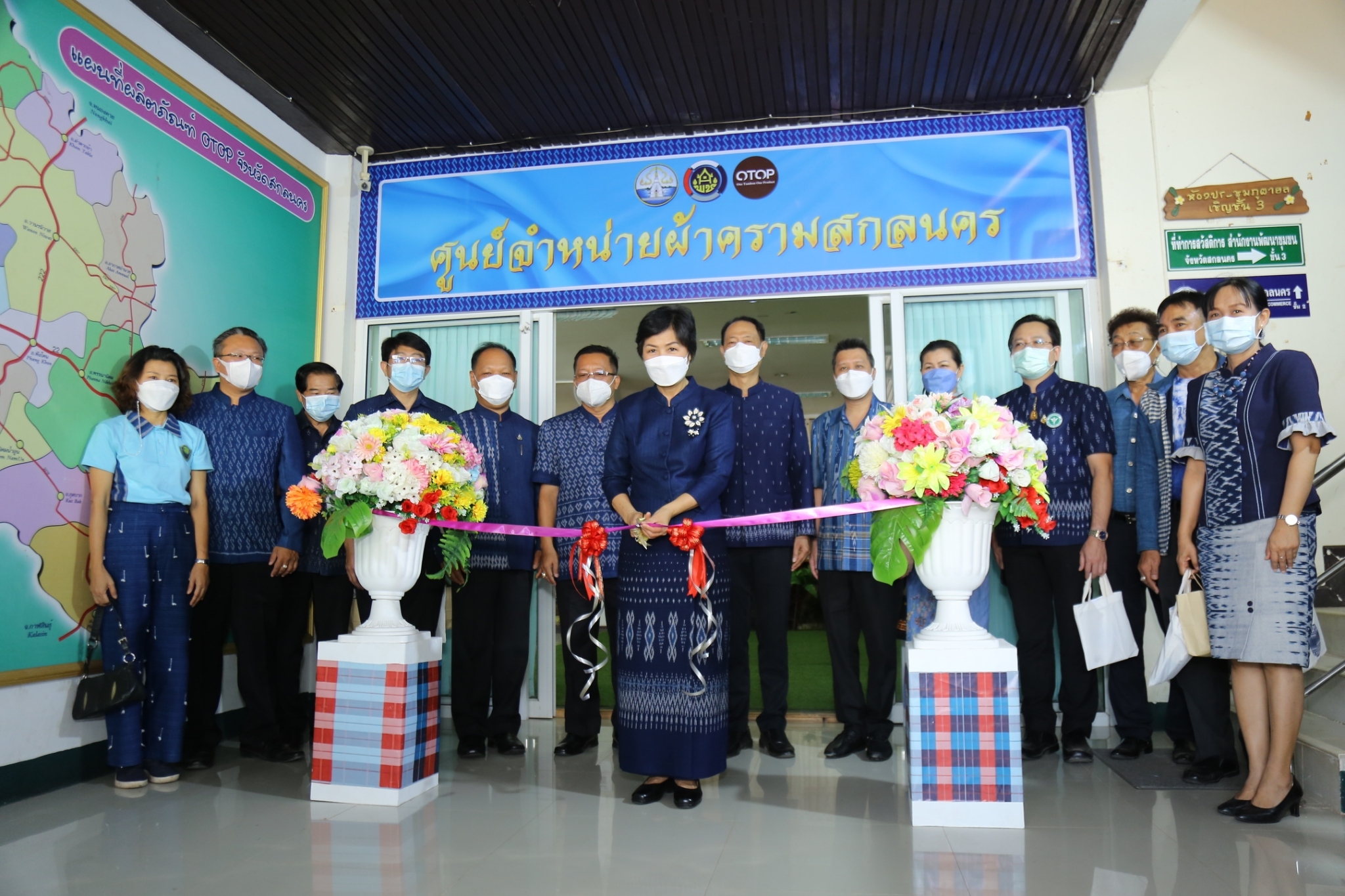 พช.สกลนคร : ผู้ว่าฯ จุรีรัตน์ เปิดศูนย์จำหน่ายผ้าครามสกลนคร