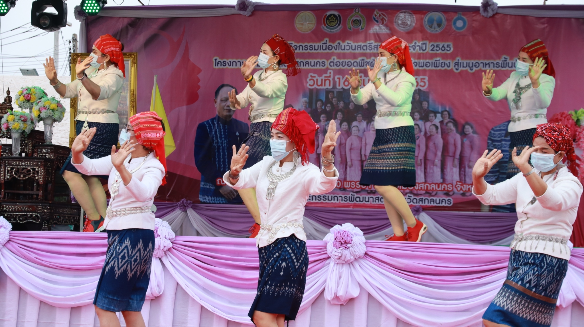 ผู้ว่าฯ จุรีรัตน์ เปิดงานวันสตรีสากลจังหวัดสกลนคร