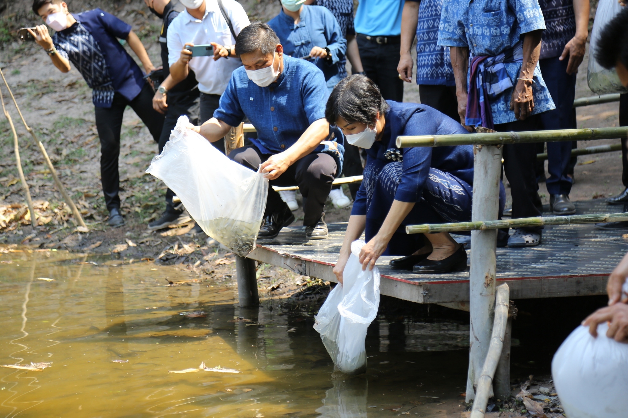 ผู้ว่าฯ จุรีรัตน์ ส่งมอบบ้านแก่ครัวเรือนเป้าหมายแก้จนสกลนคร