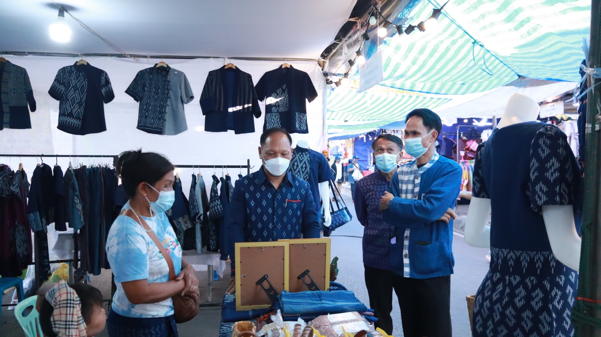 พช.สกลนคร : จัดประกวดบูธ OTOP งานรวมน้ำใจไทสกล ปี 2565