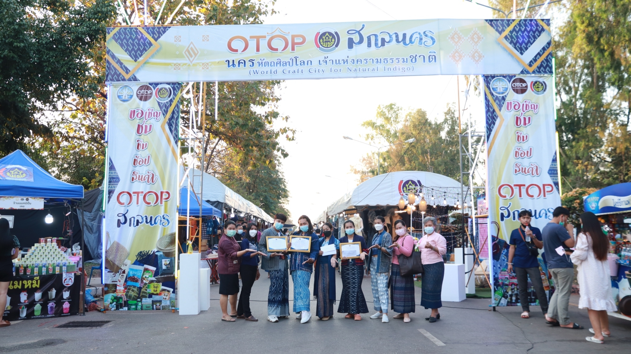 พช.สกลนคร : รองผู้ว่าฯ จำรัส มอบรางวัลบูธ OTOP ดีเด่น