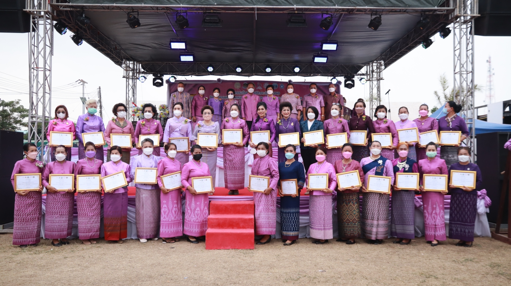 ผู้ว่าฯ จุรีรัตน์ เปิดงานวันสตรีสากลจังหวัดสกลนคร