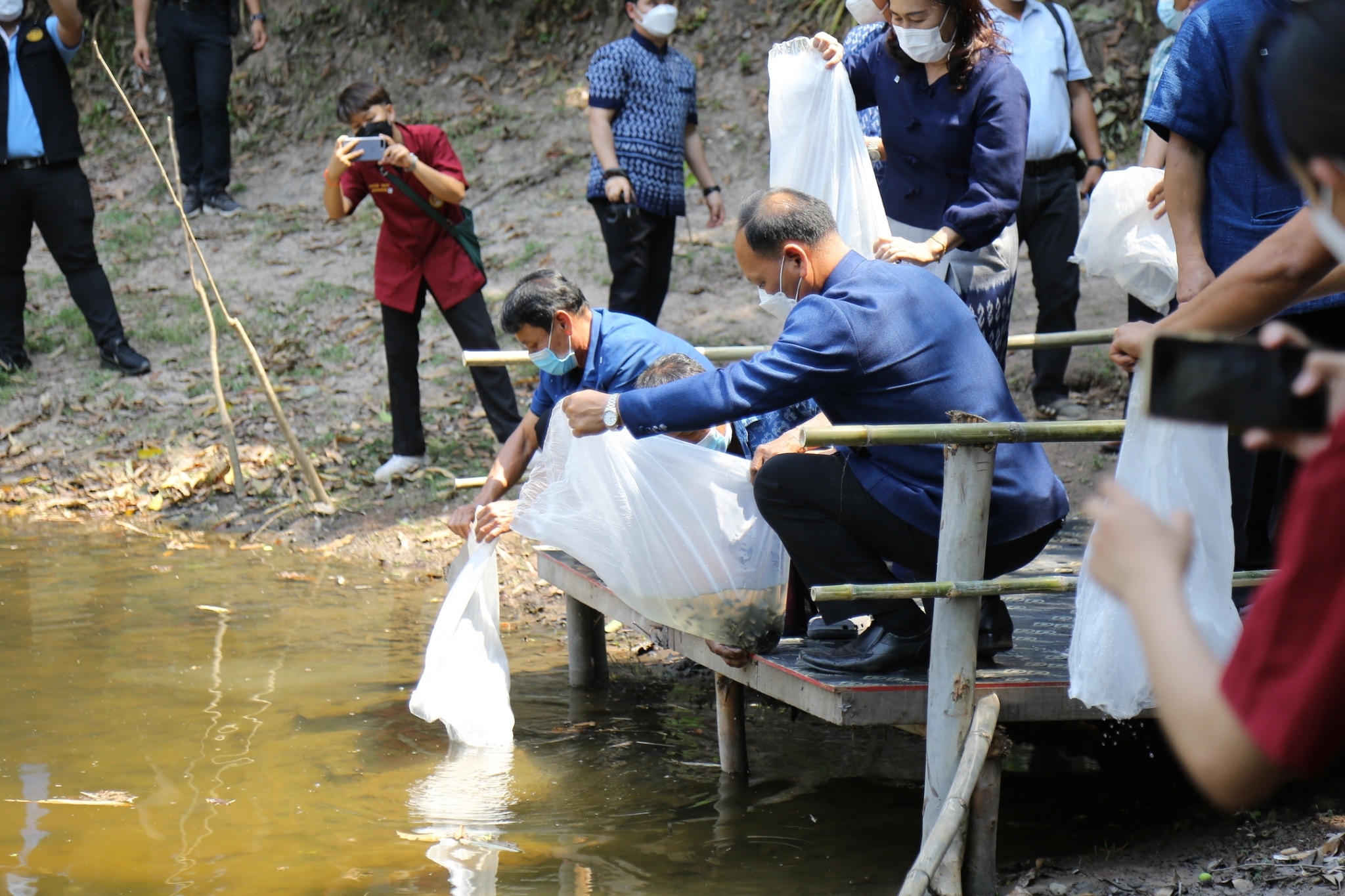 ผู้ว่าฯ จุรีรัตน์ ส่งมอบบ้านแก่ครัวเรือนเป้าหมายแก้จนสกลนคร