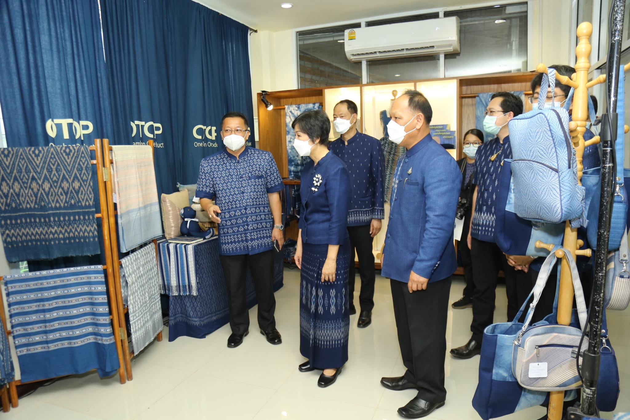 พช.สกลนคร : ผู้ว่าฯ จุรีรัตน์ เปิดศูนย์จำหน่ายผ้าครามสกลนคร