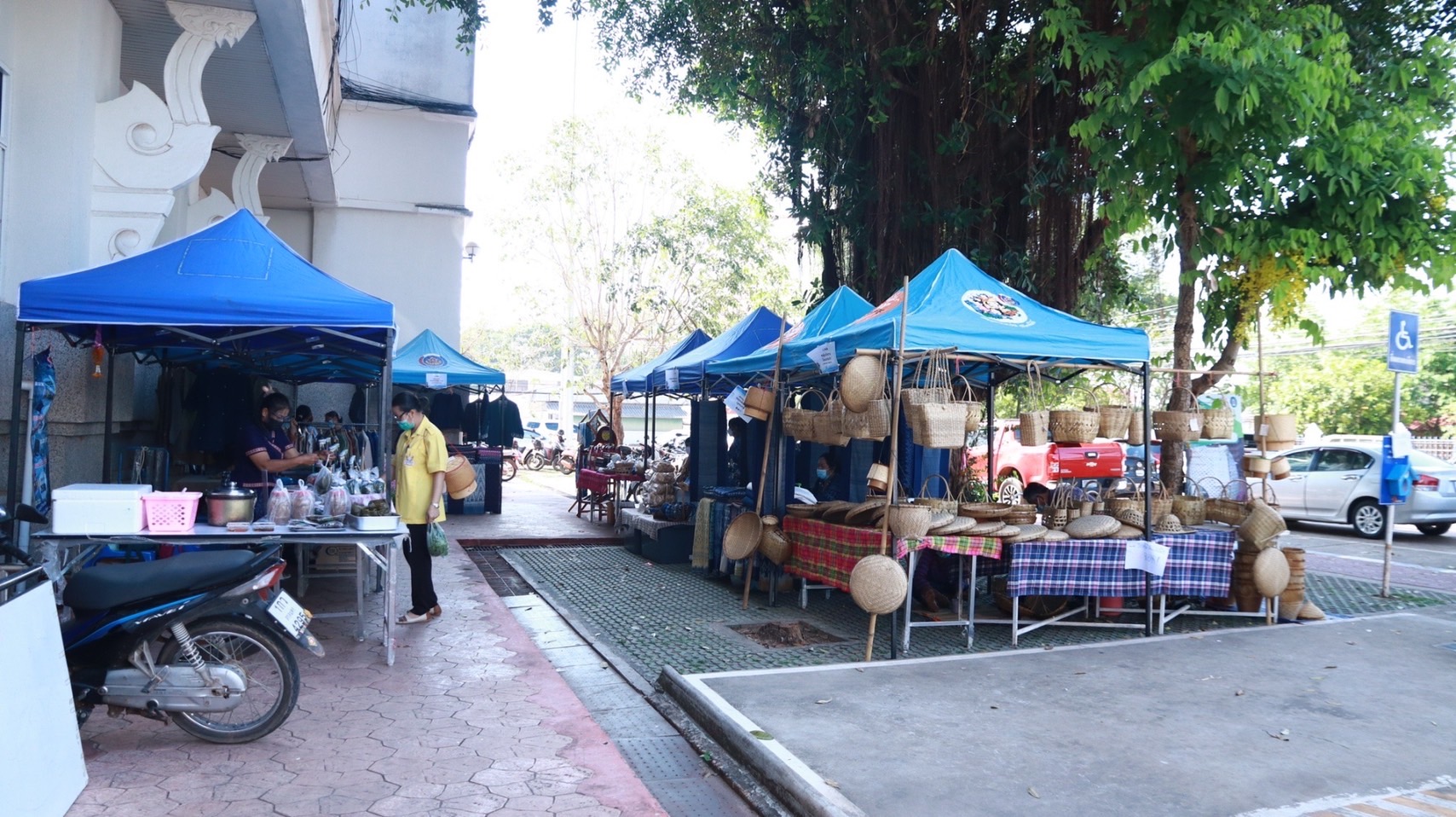 พช.สกลนคร : จัดตลาดนัดสินค้า OTOP สู้ภัยโควิด-19 ครั้งที่ 4