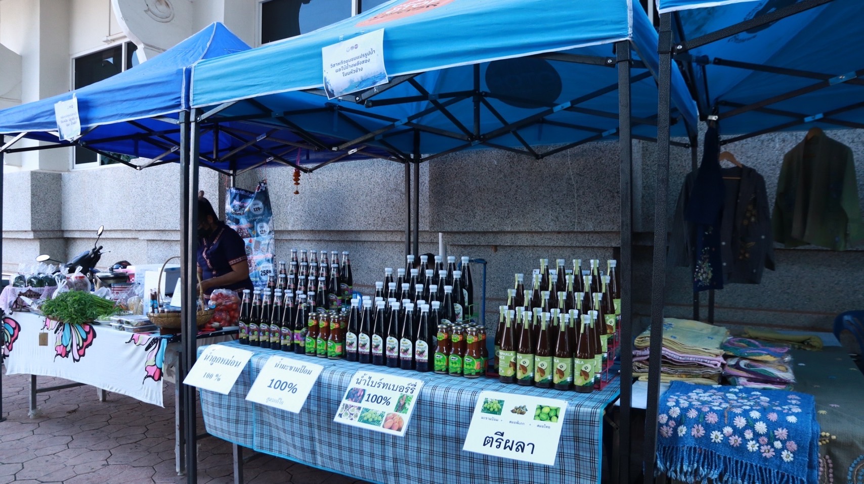พช.สกลนคร : จัดตลาดนัดสินค้า OTOP สู้ภัยโควิด-19 ครั้งที่ 4