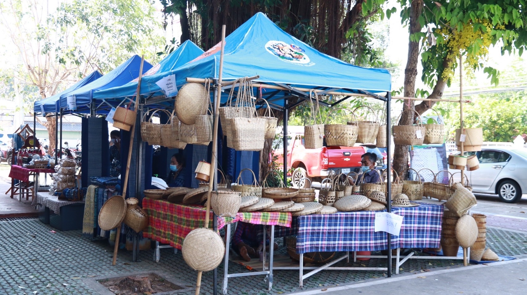 พช.สกลนคร : จัดตลาดนัดสินค้า OTOP สู้ภัยโควิด-19 ครั้งที่ 4