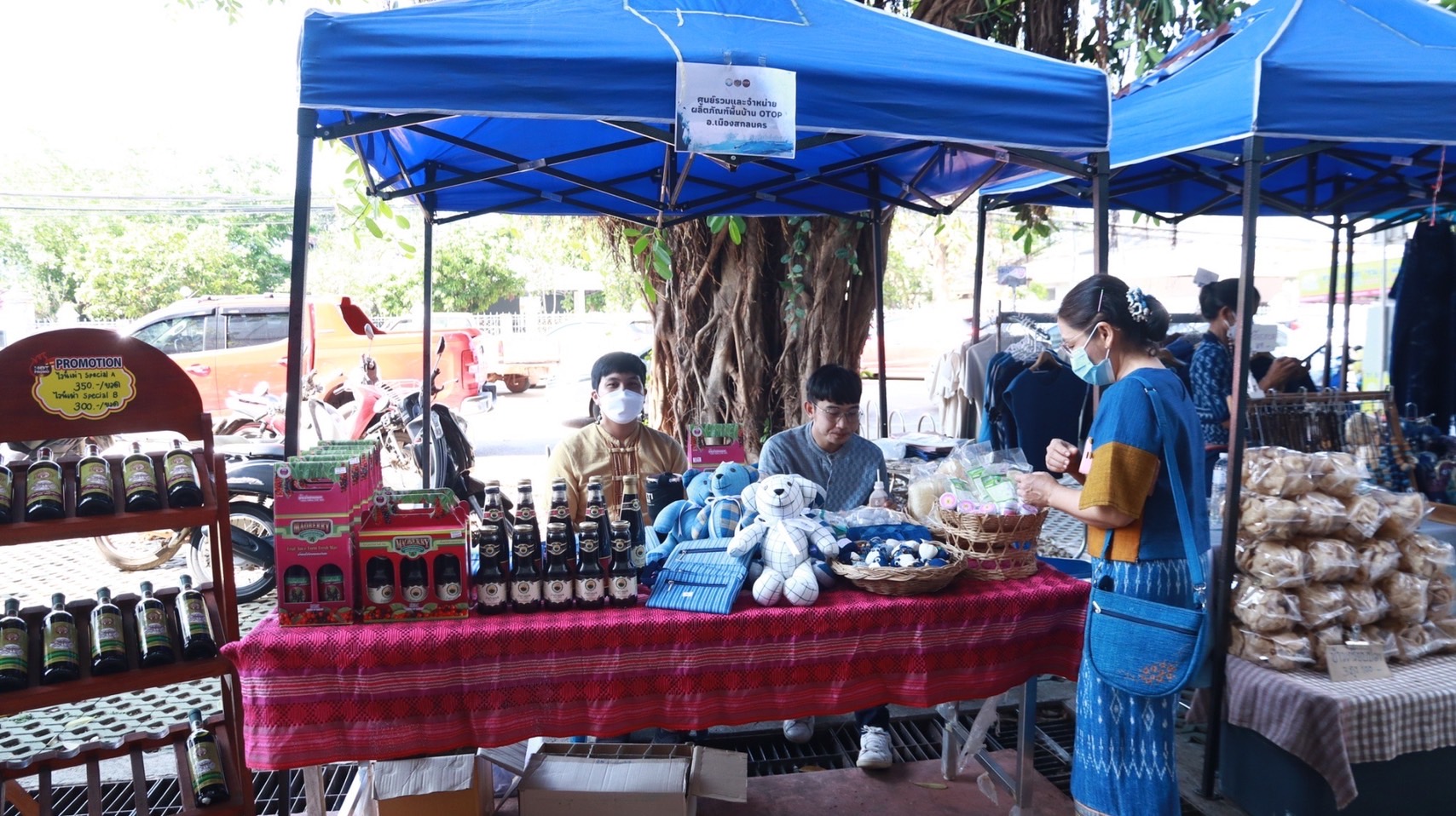 พช.สกลนคร : จัดตลาดนัดสินค้า OTOP สู้ภัยโควิด-19 ครั้งที่ 4