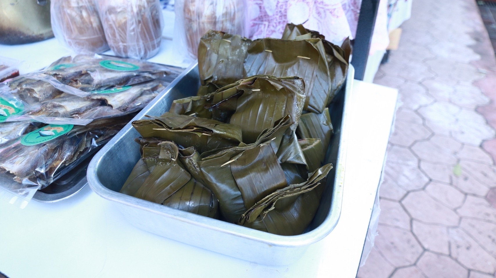 พช.สกลนคร : จัดตลาดนัดสินค้า OTOP สู้ภัยโควิด-19 ครั้งที่ 4